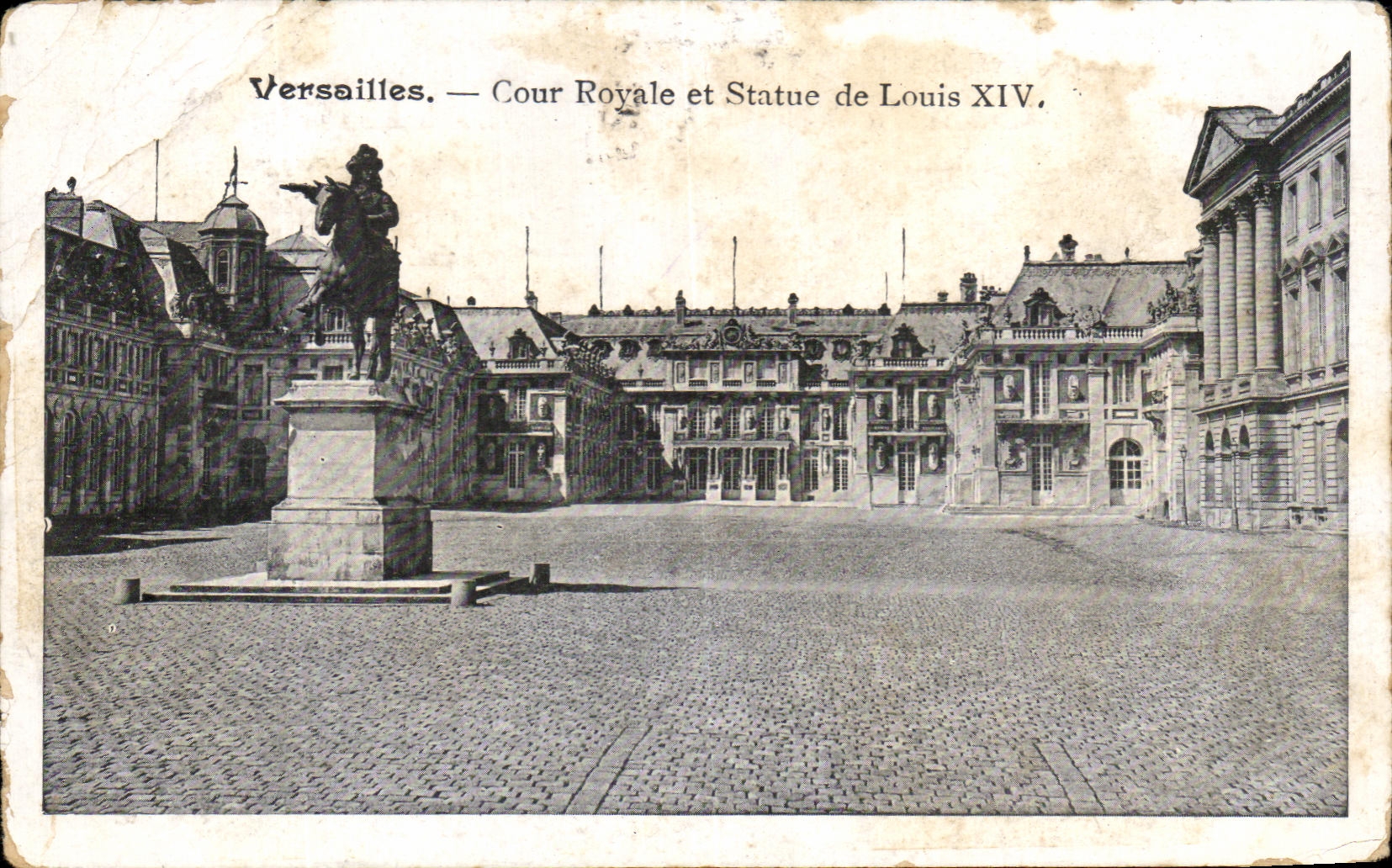 CPA Versailles Cour Royale et Statue de Louis XIV