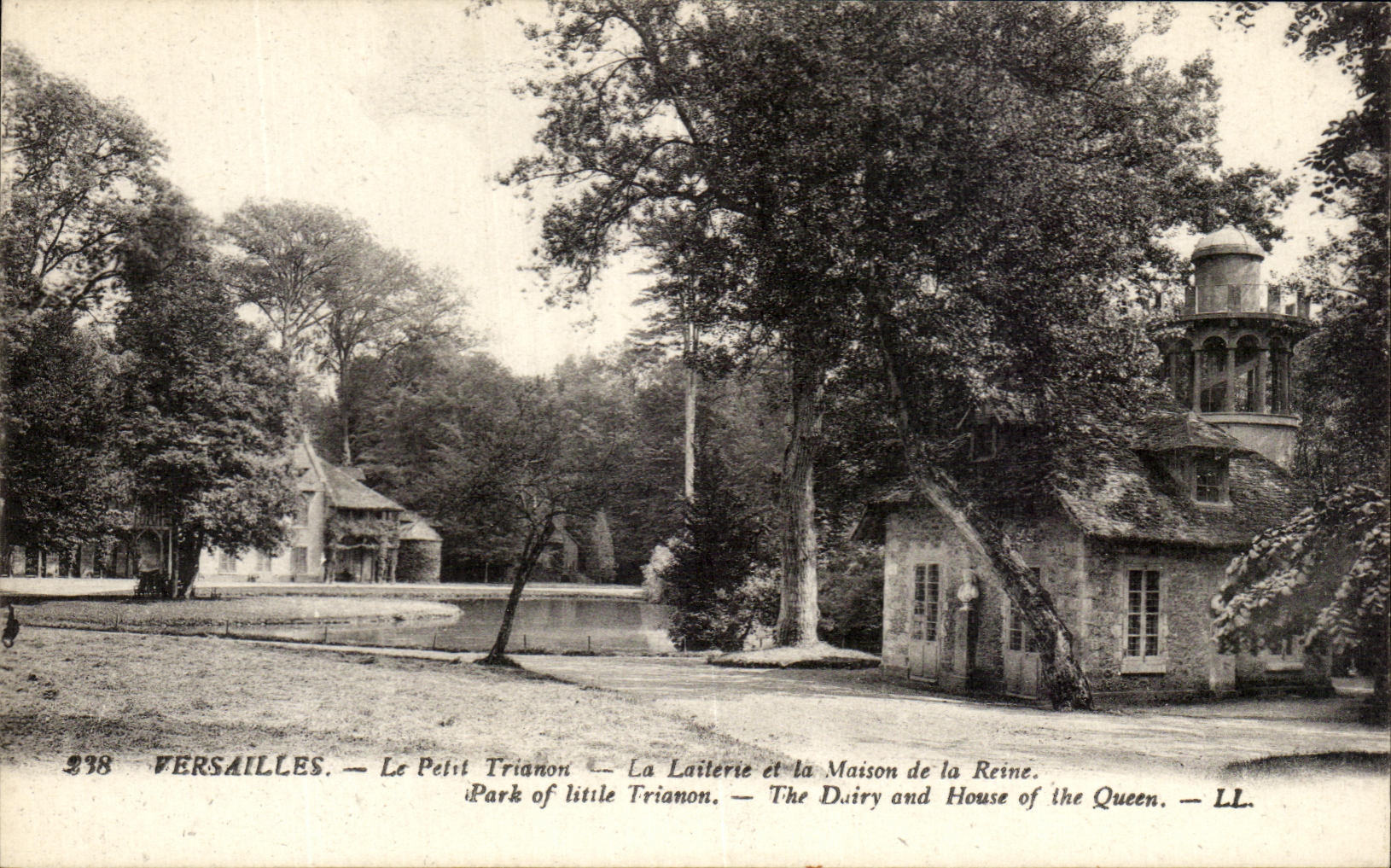 CPA Versailles Le Petit Trianon La Laiterie et le Maison de la Reine 
