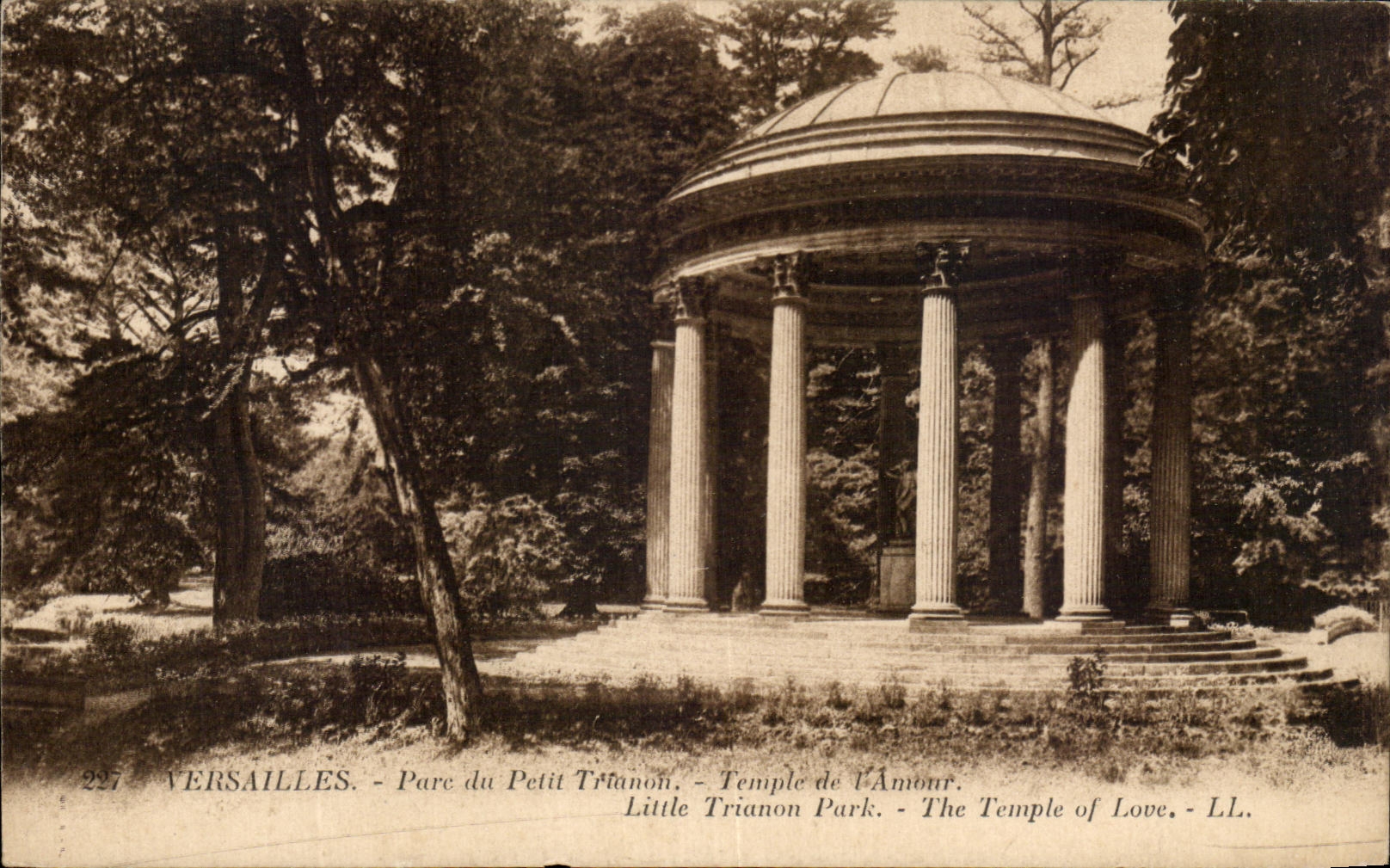 CPA Versailles Parc du Petit Trtanon Temple de l'Amour