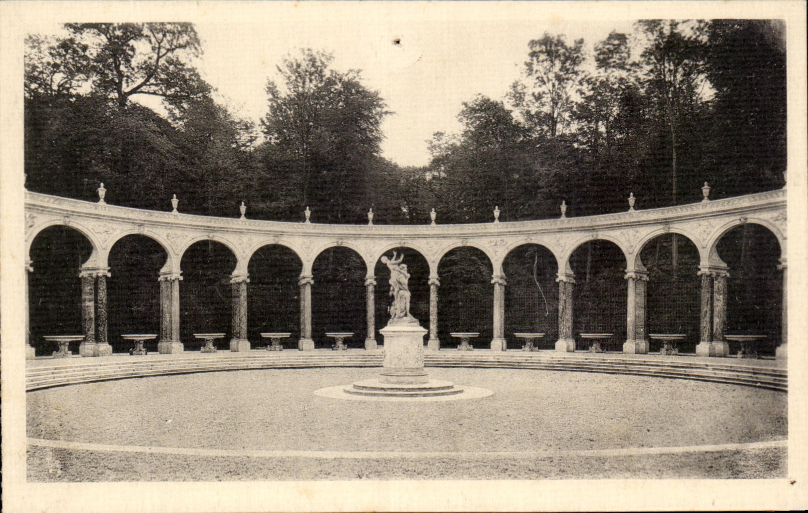CPA Parc Du Chateau De Versailles La Colonnade