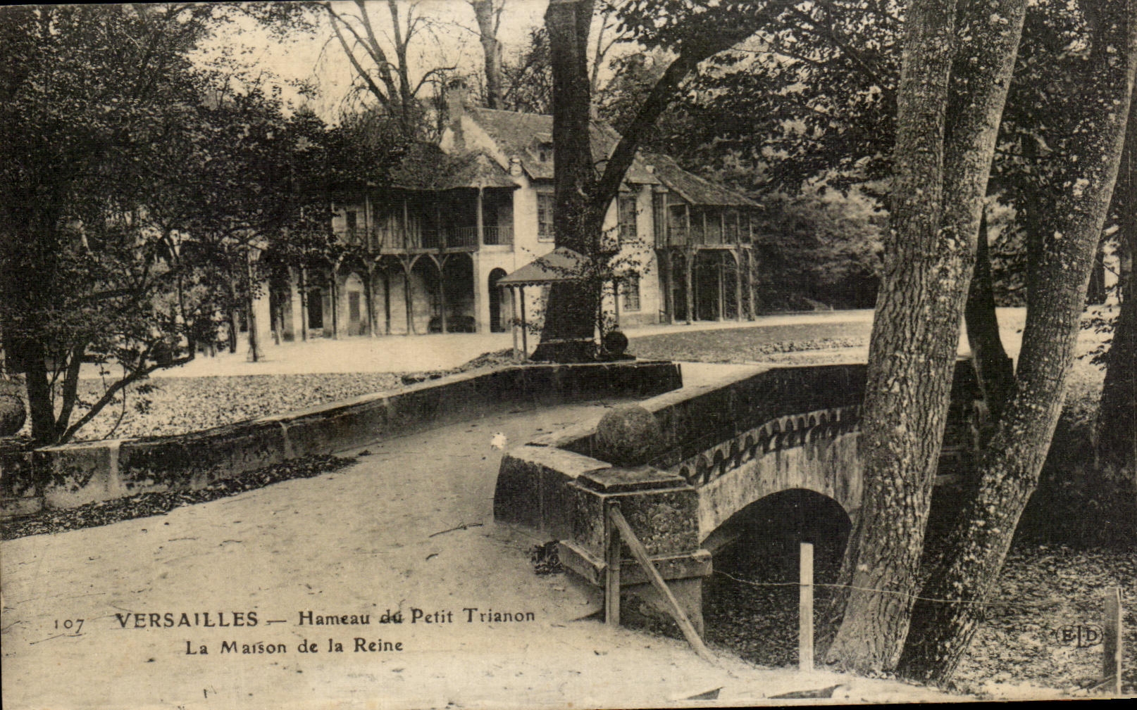 CPA Versailles Hameau du Petit Trianon La Maison de la Reine