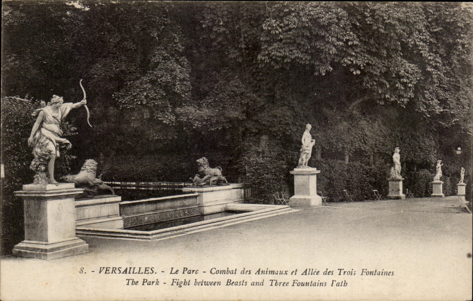 CPA Versailles Le parc Combat Des Animaux et Allee des Trois Fontaines The park Fight Between Beasts and Three Fountains