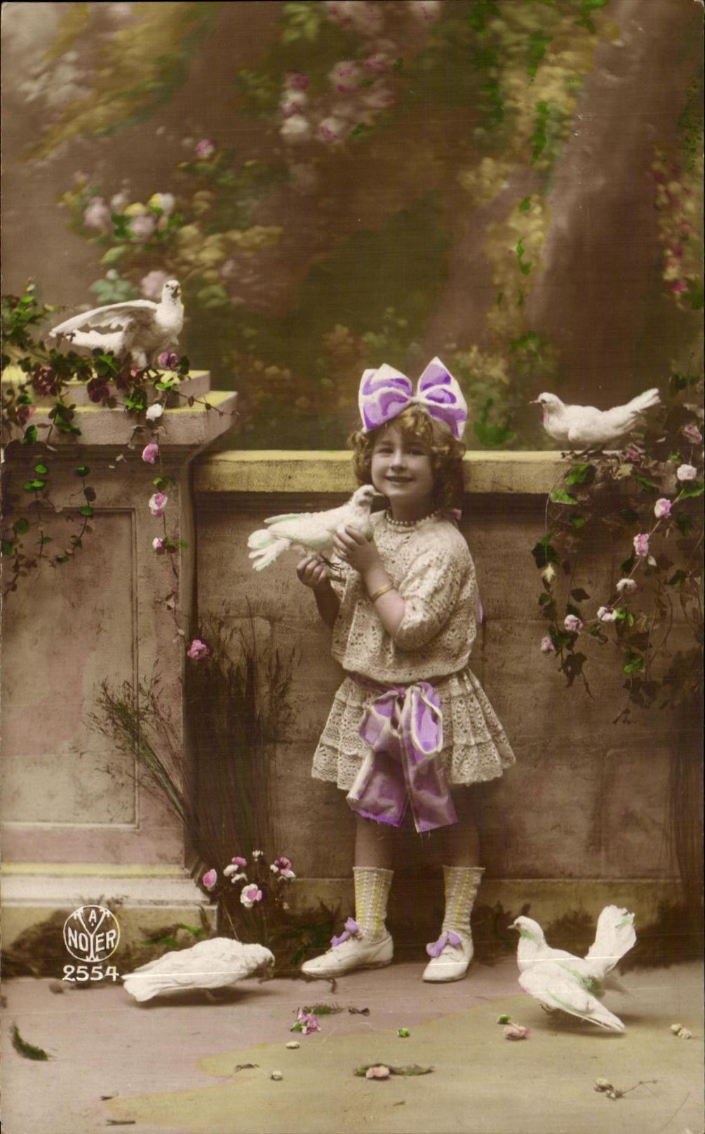 Nino y palomas de la fantasia de CPA