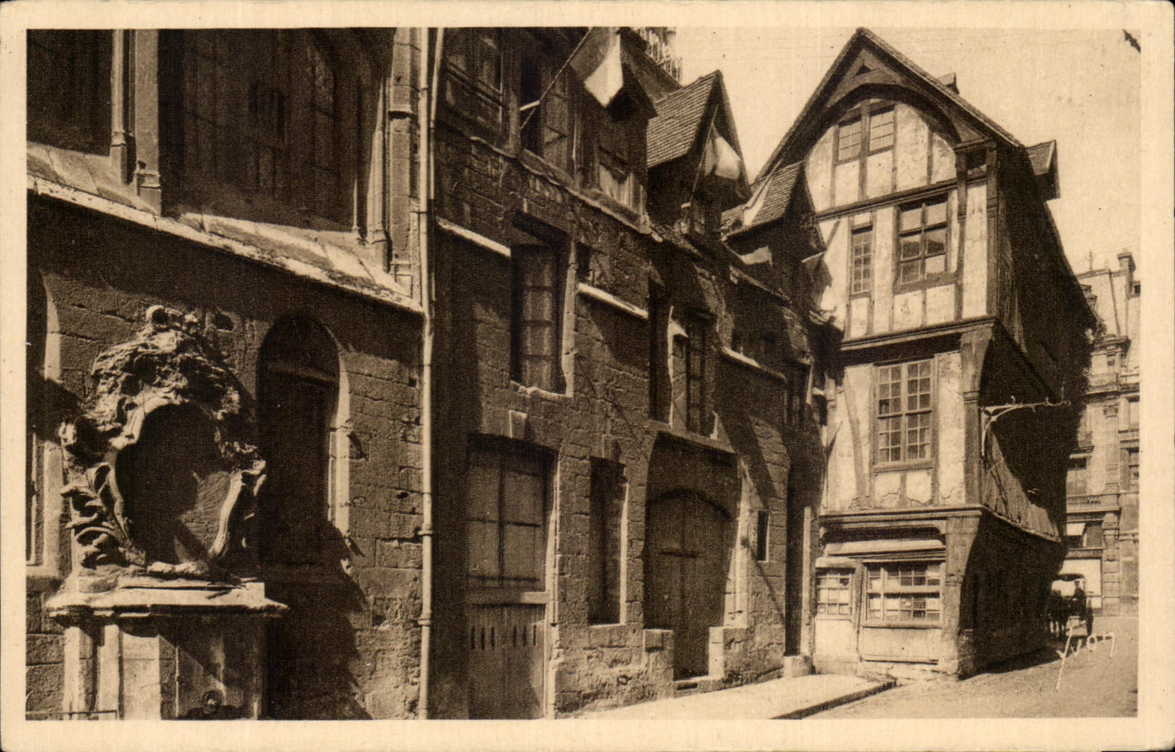CPA Rouen Old women Houses In the Street Sainte Romain