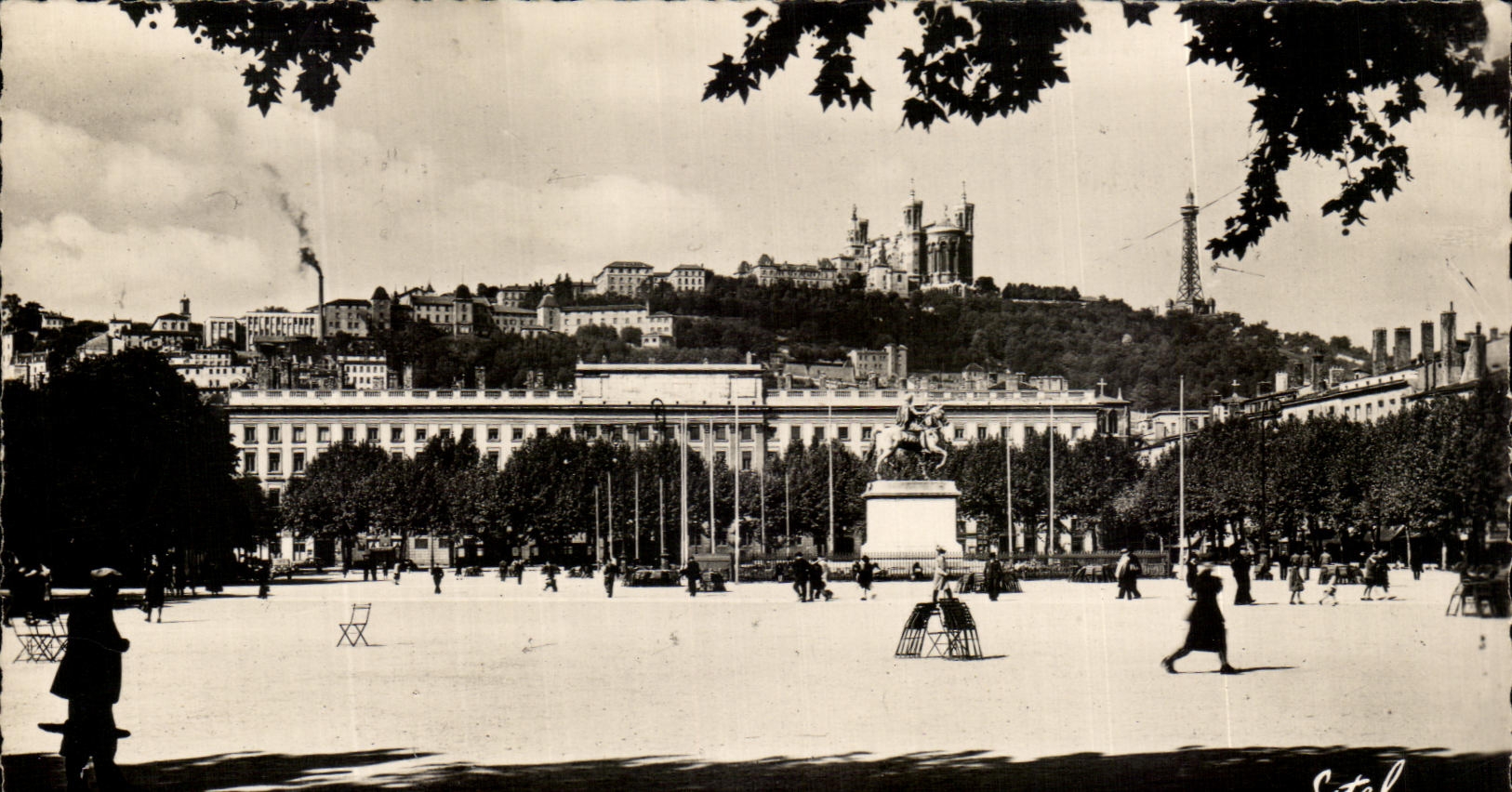 CPA Lyon Places Bellecour And Colline De Fourviere