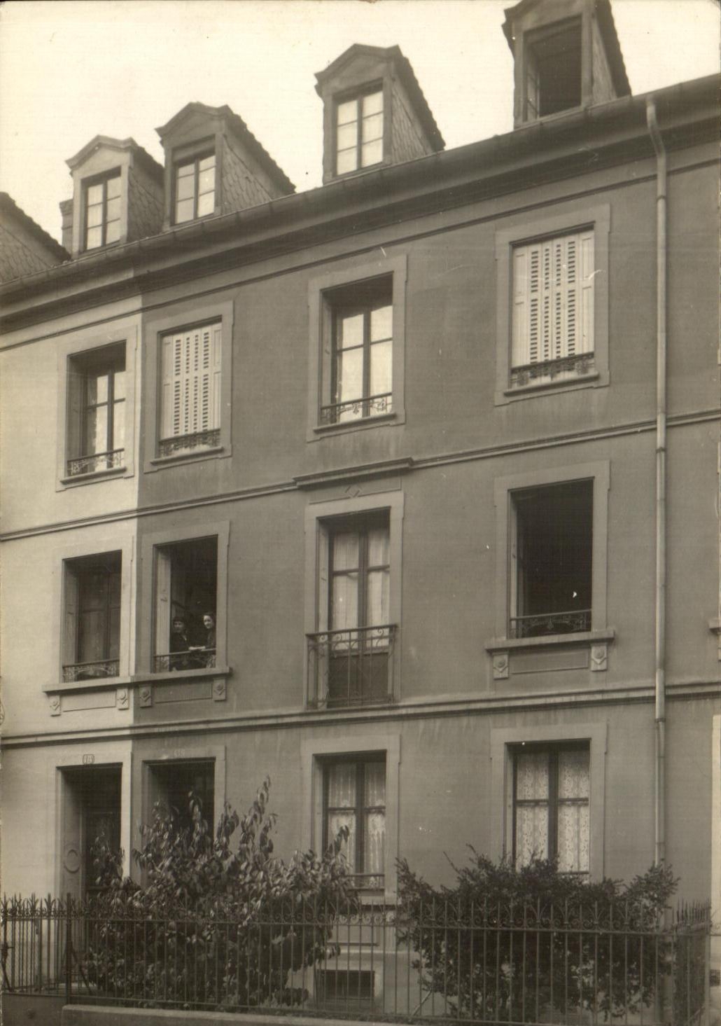 Real photo middle-class House