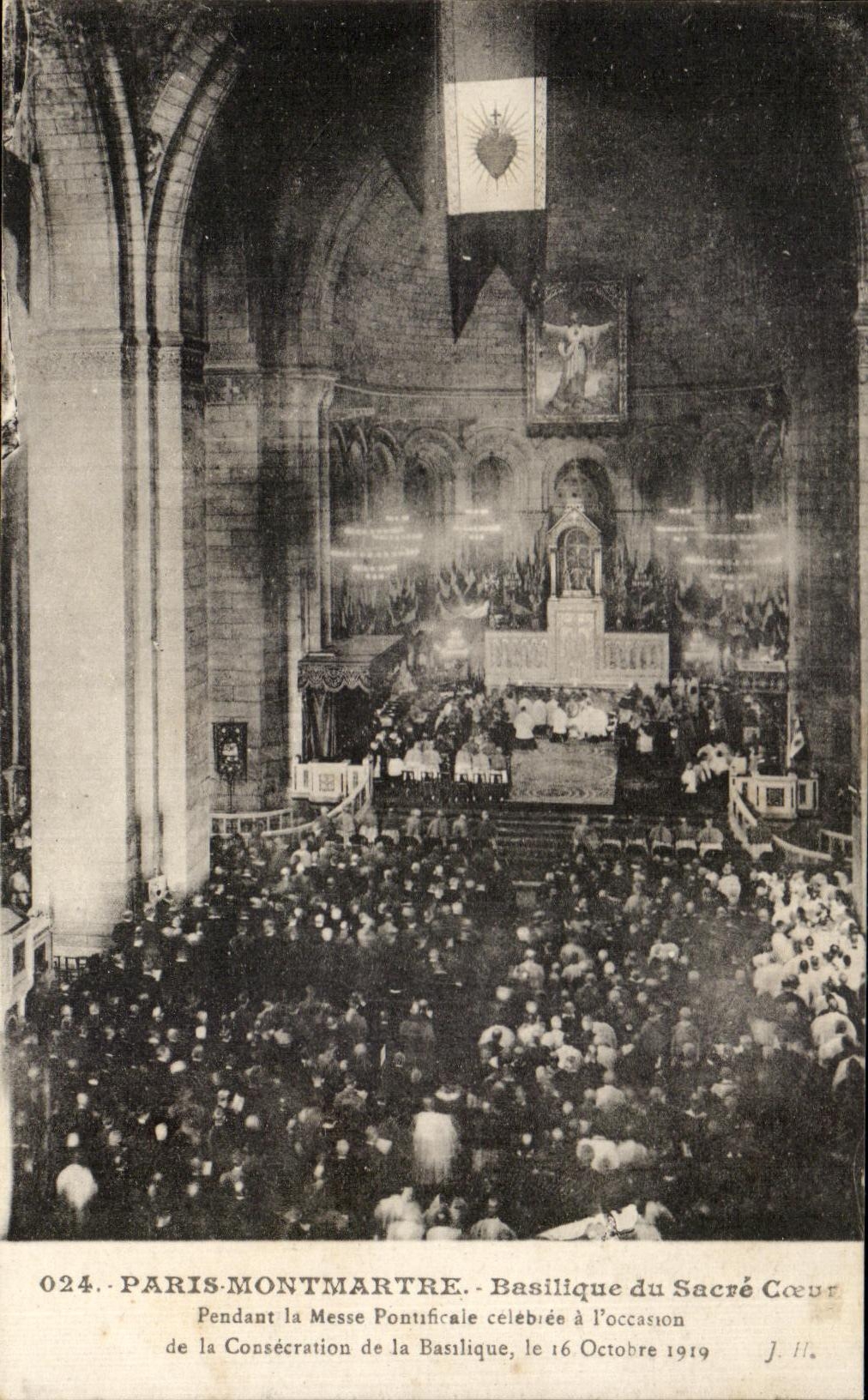 CPA Paris Montmartre Basilique du Sacre Coeur Pendant la Messe Pontificaie celebice a l'occanon