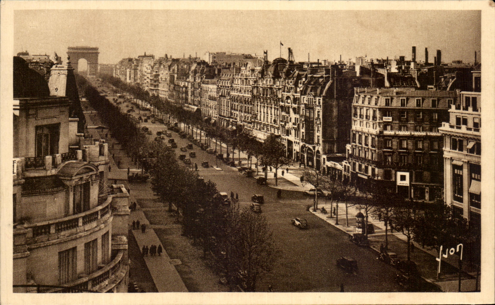 CPA Paris While Strolling Which occurred Of the Champs Elysees