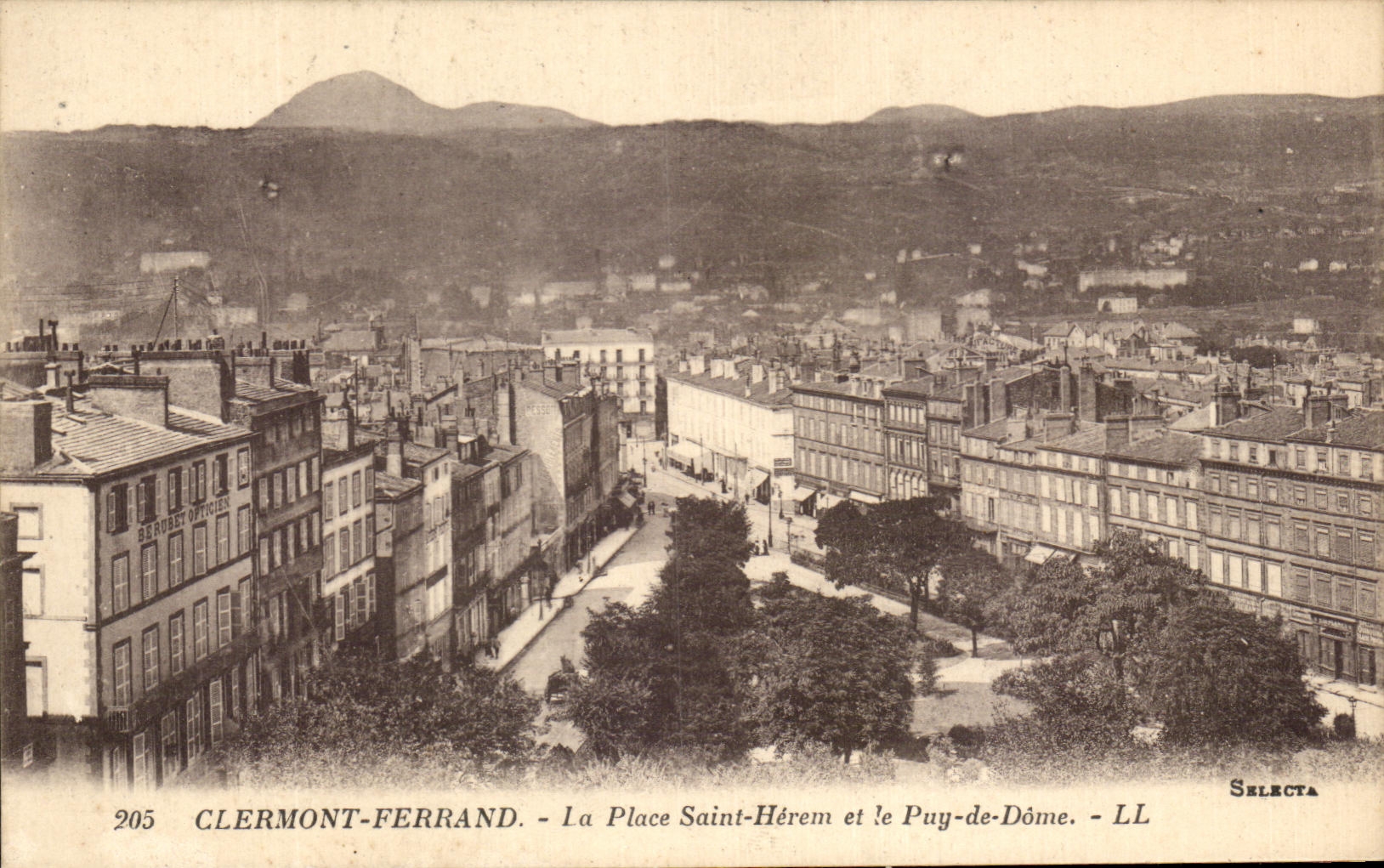 CPA Clermont Ferrand the Place Saint Herem and Puy de Dome