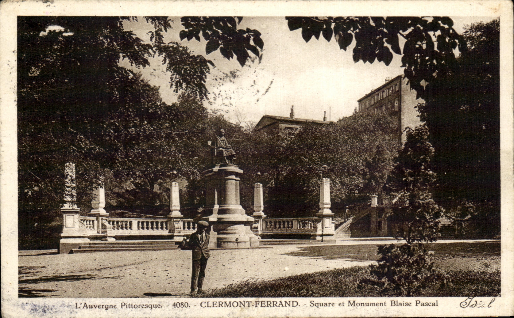 CPA Picturesque Auvergne Clermont Ferrand Public garden and Monument Blaise Pascal