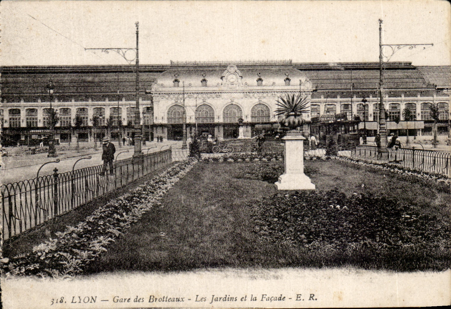 CPA Lyon Parks of Brotteaux the Gardens and the Frontage