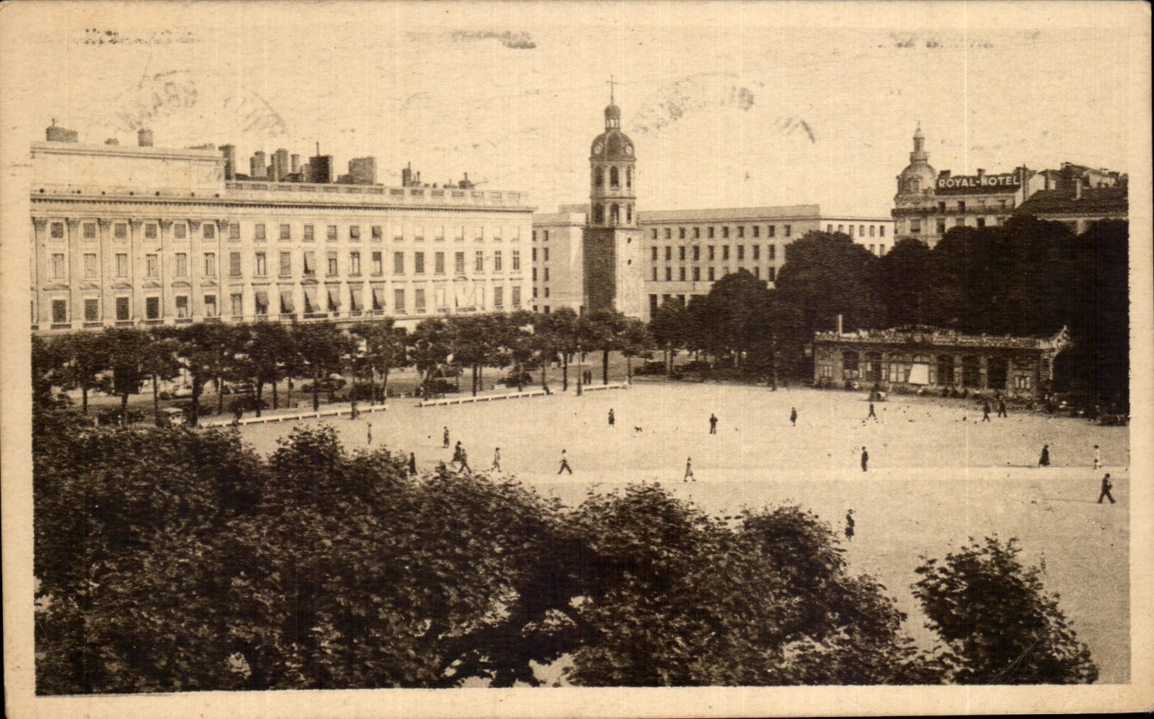 CPA Lyon Places Bellecour and bell-tower of the old vault of Charity