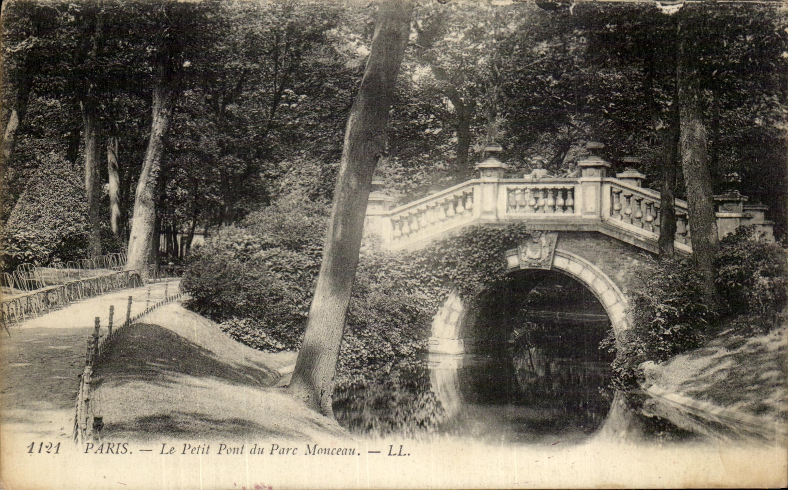 CPA Paris the Small Bridge of the Park Heap