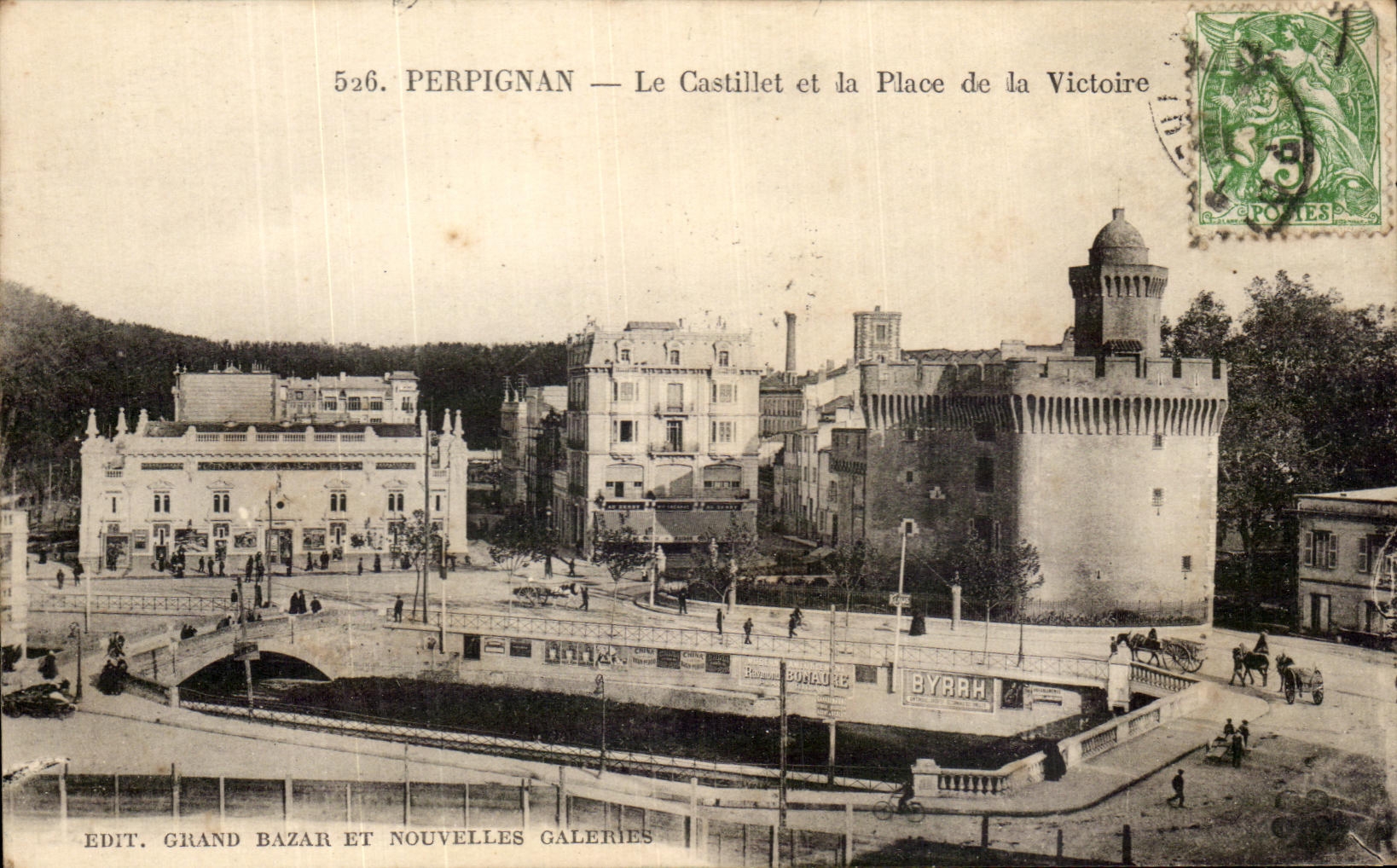 CPA Perpignan Le Castillet et la Place de la Victoire