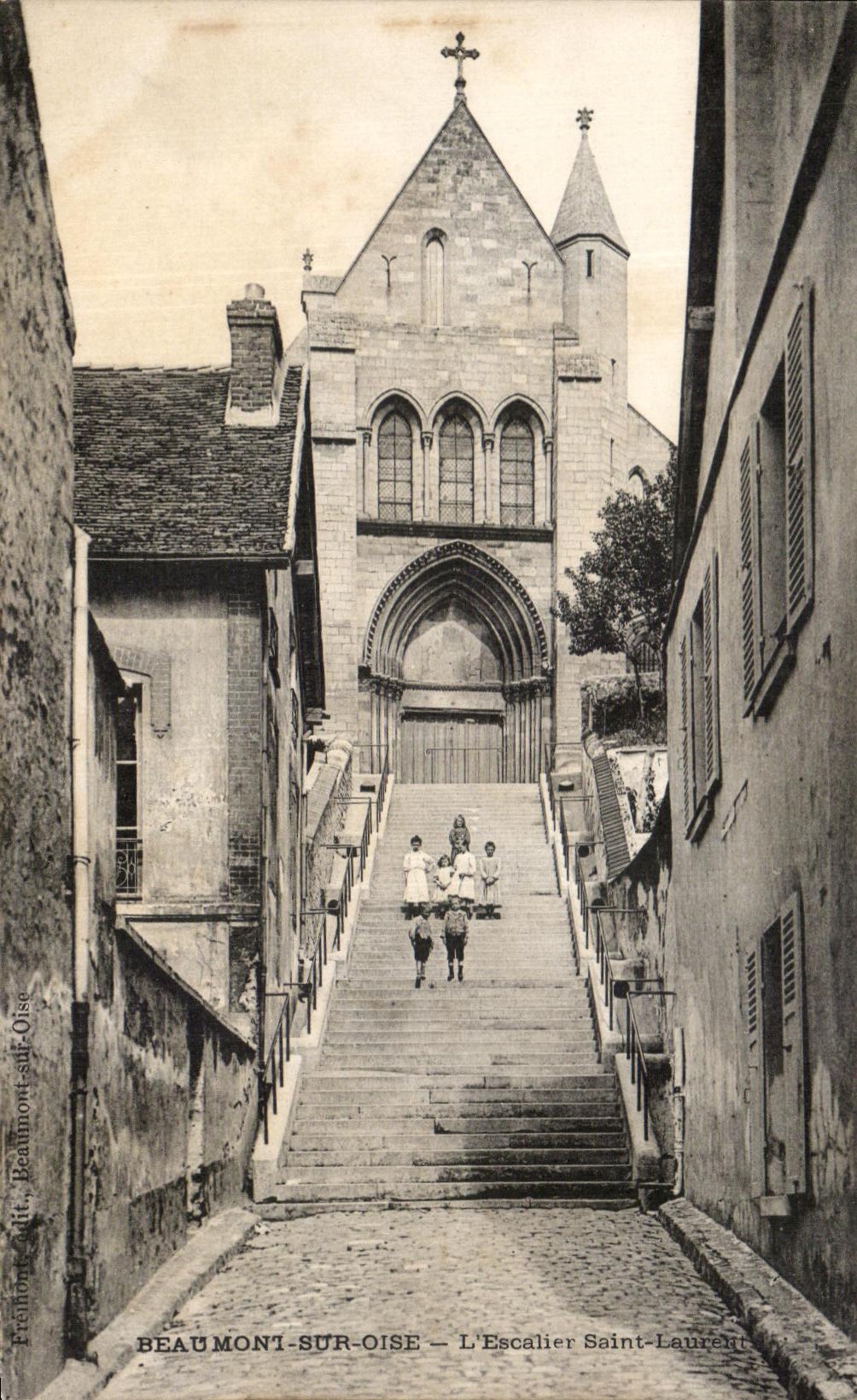 CPA Beaumont On Oise the Staircase Saint Laurent children