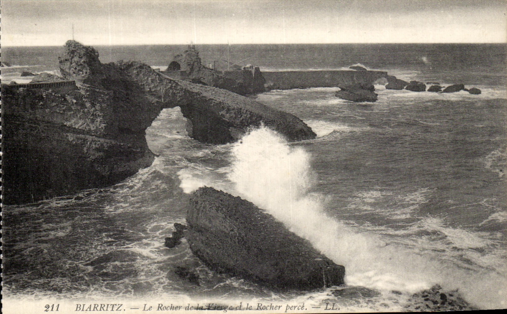 CPA Biarritz La Rocher de la vierge et le Rocher perce
