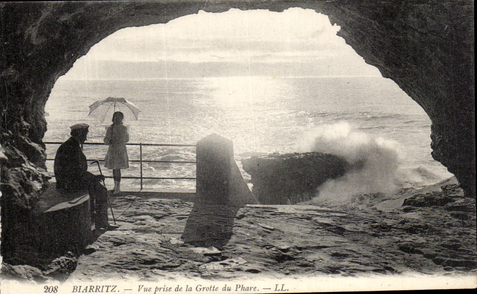 CPA Biarritz Vue prise de la Grotte du Phare