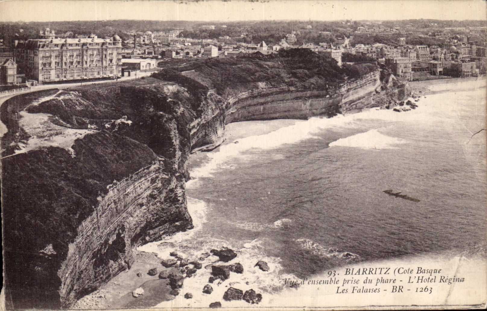 CPA Biarritz Vue d'ensemble prise du phare l'Hotel Regina Les Falaises