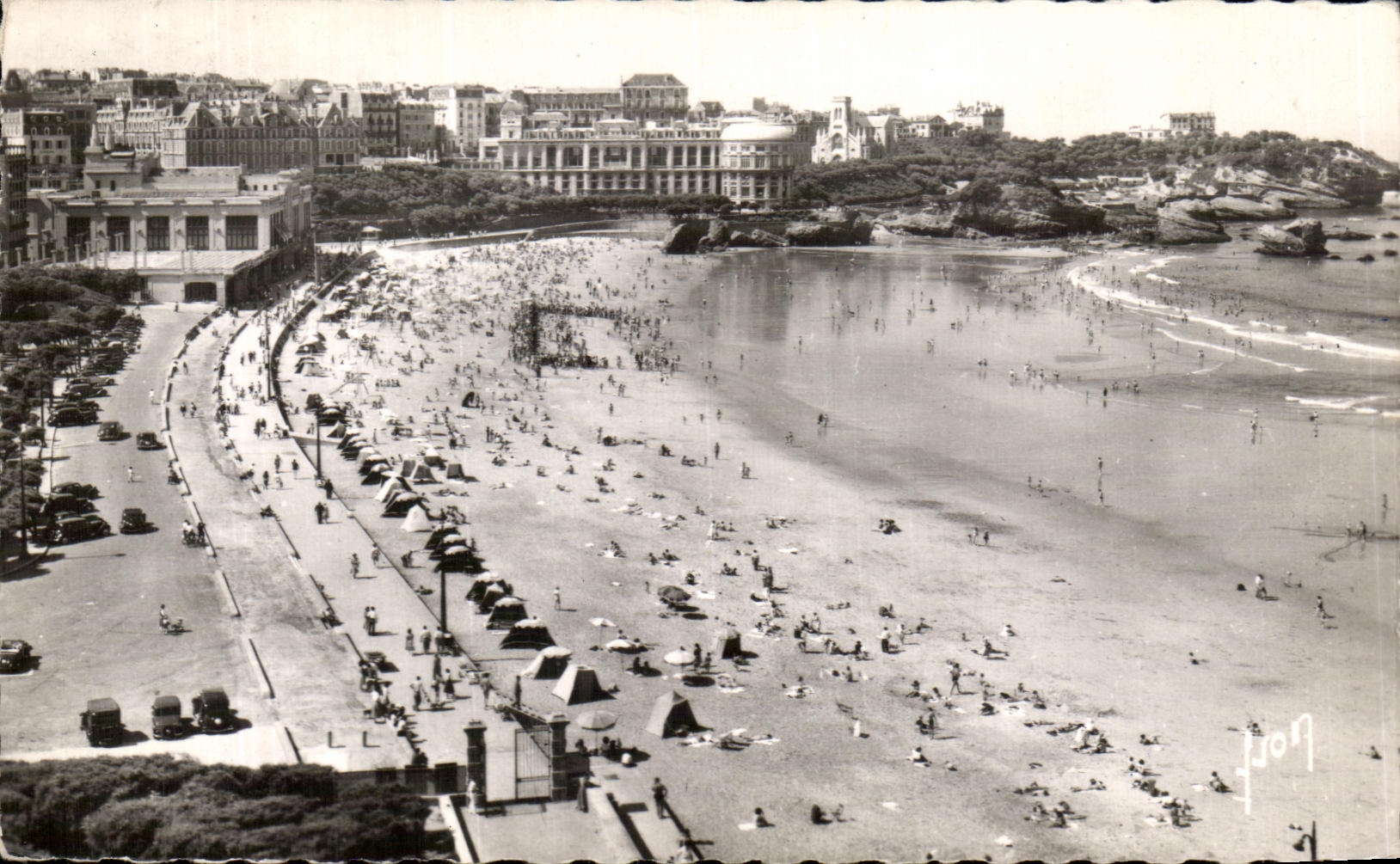 CPA Biarritz La Plage Et Les Deux Casinos