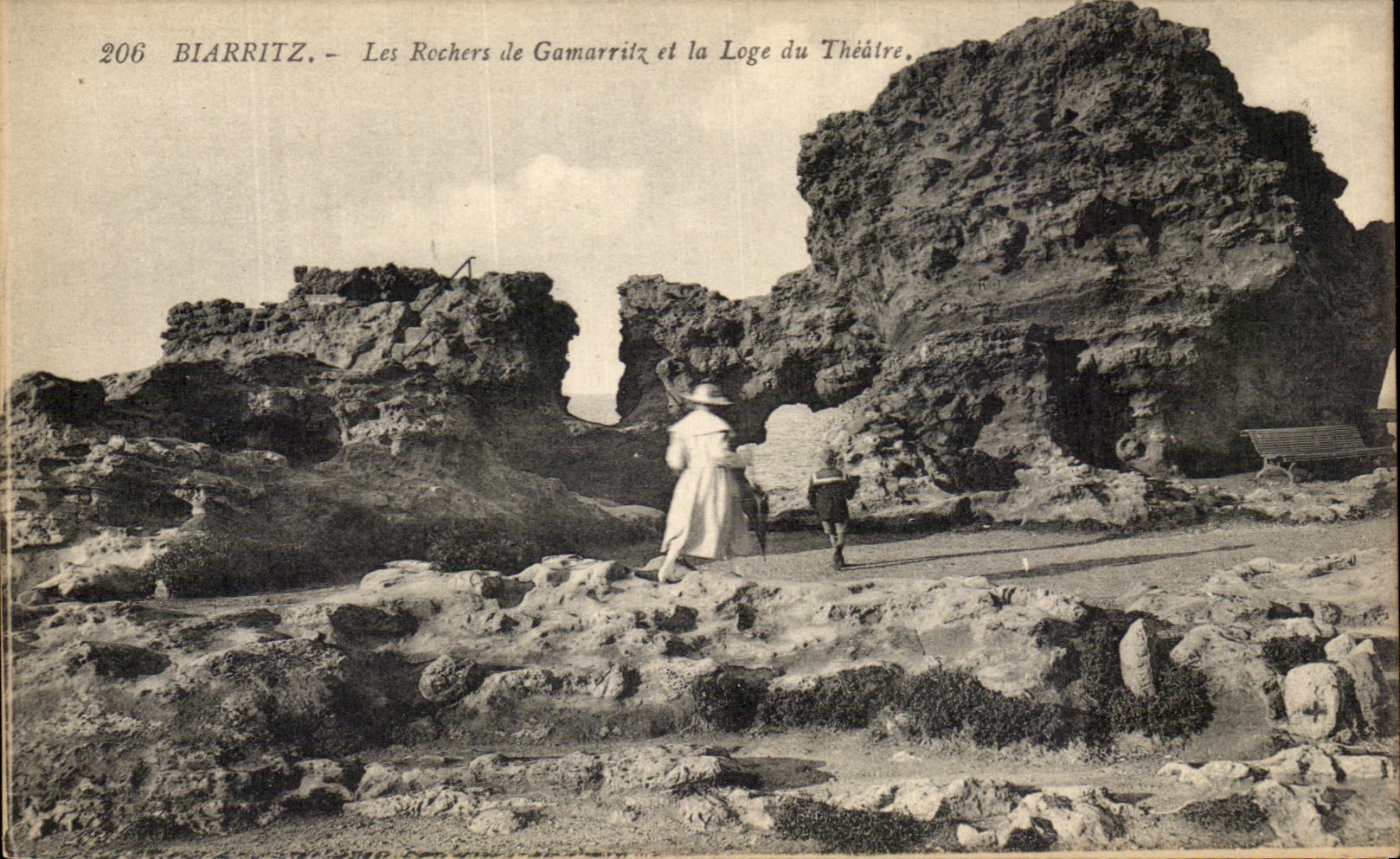 CPA Biarritz Les Rochere De Gamarritz Et La Loge Du Theatre