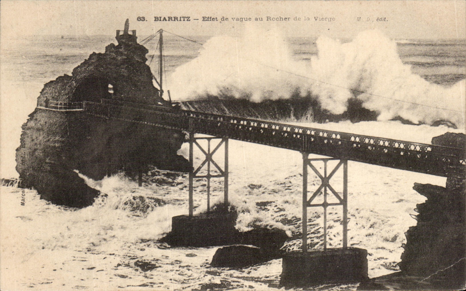 CPA Biarritz effet De Vague Au Rocher De La Vierge