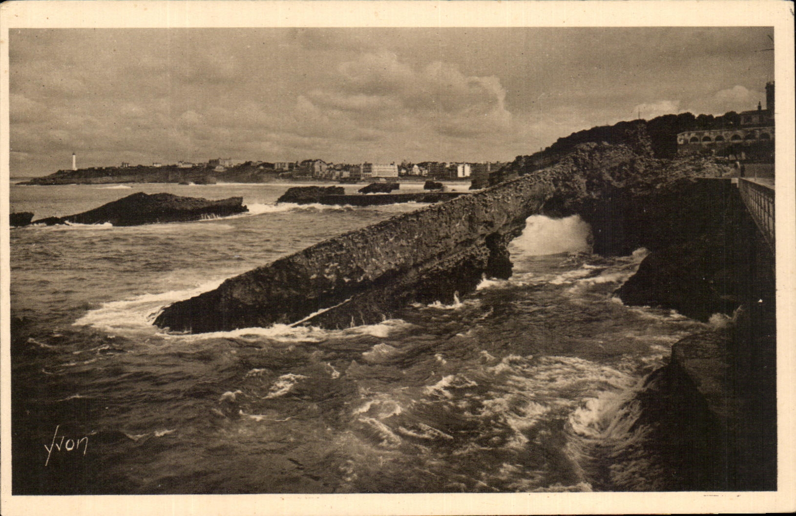 CPA La douce France Cote Basque Biarritz La Roche Percee Et Le Cap Saint Martin