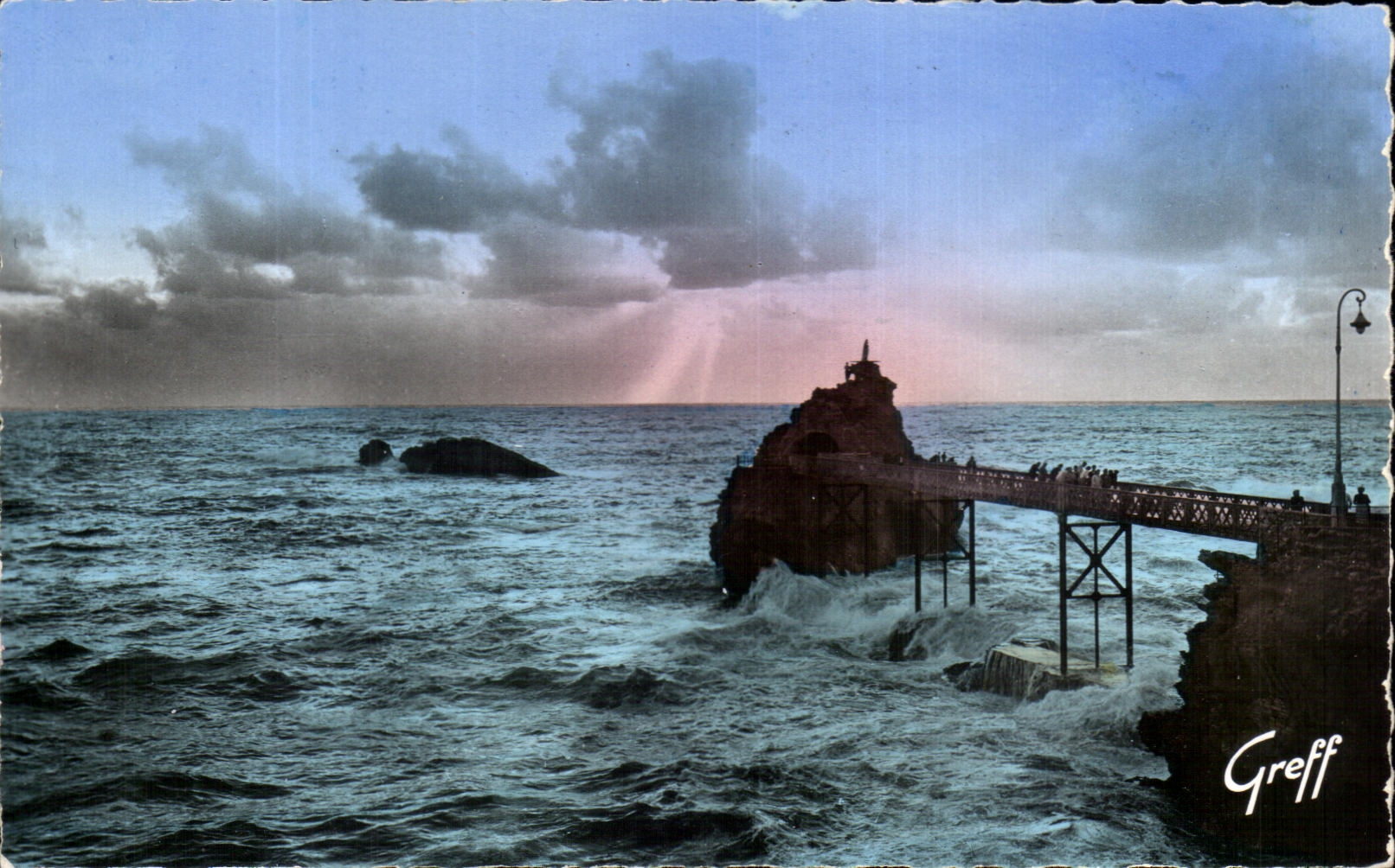 CPA en Pays Basque Biarritz Le Rocher De La Vierge Au Soleil Couchant Sur l'Ocean