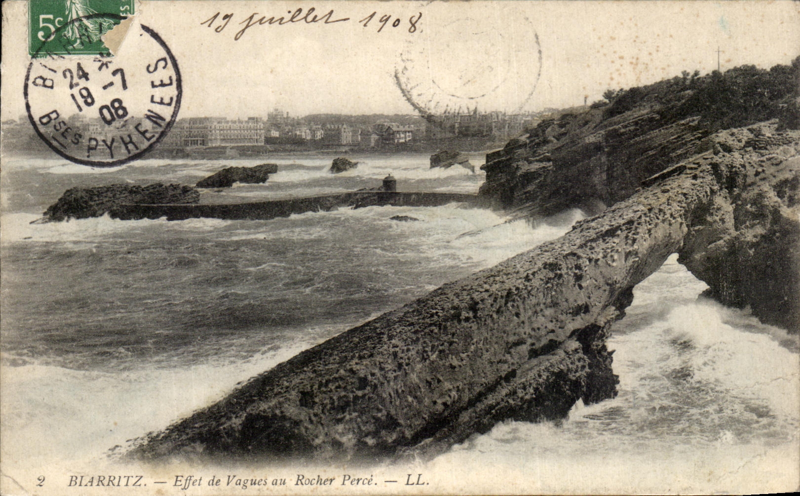 CPA Biarritz Effet De Vagues Au Rocher Perce