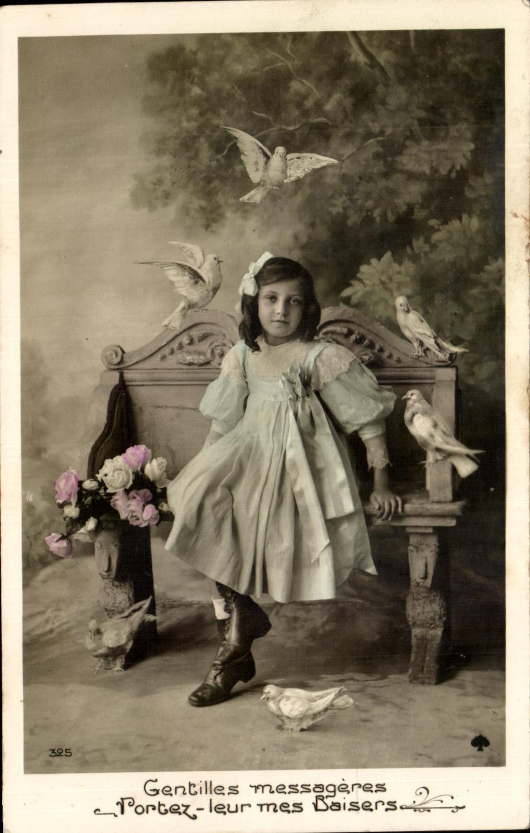 Nino y palomas de la fantasia de CPA