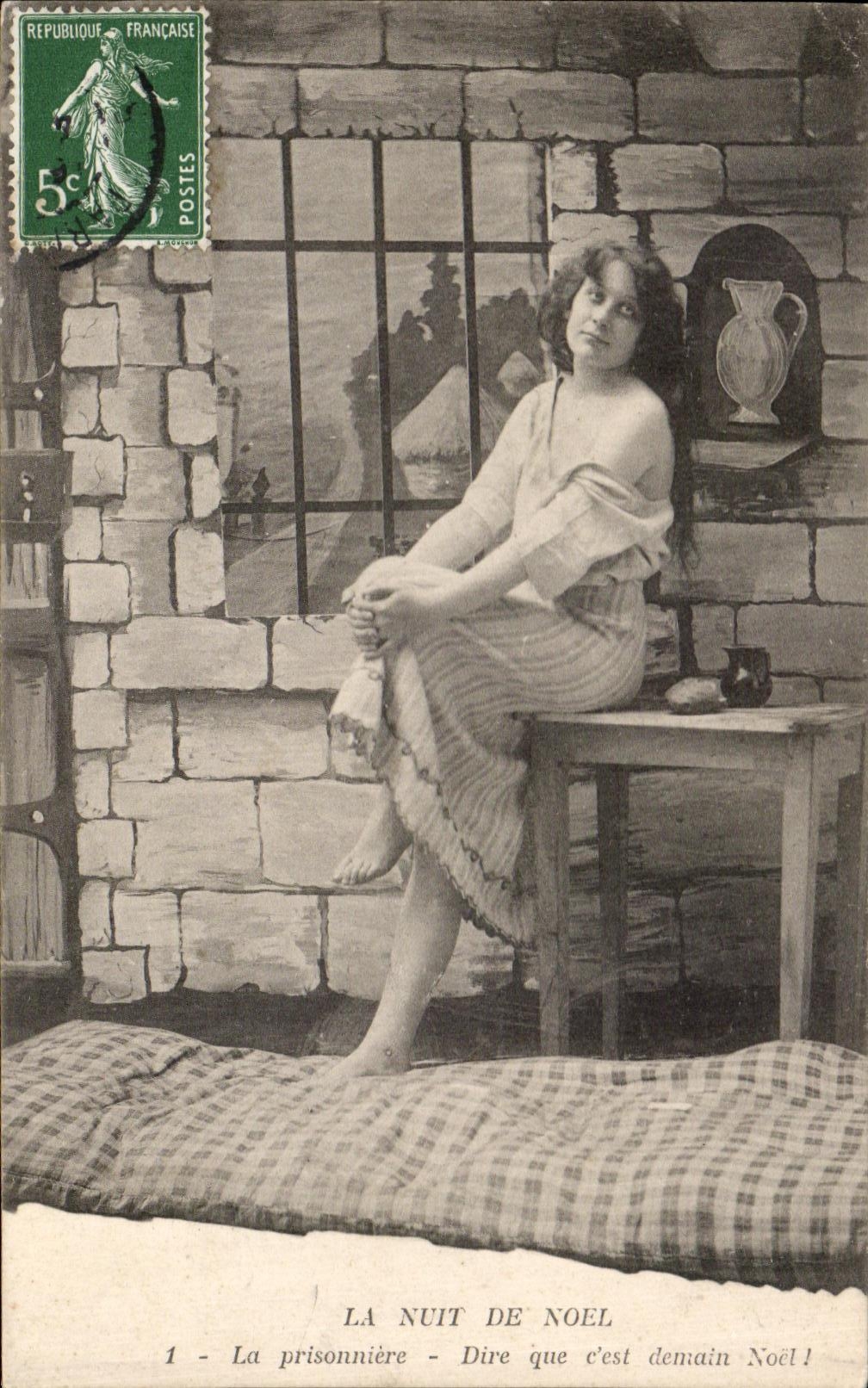 CPA Fantaisie Femme La nuit de Noel La prisonniere 