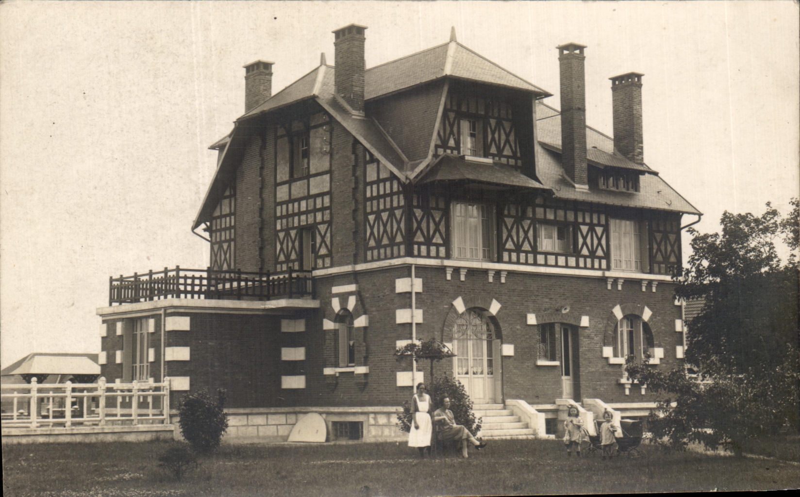 Real photo middle-class Residence