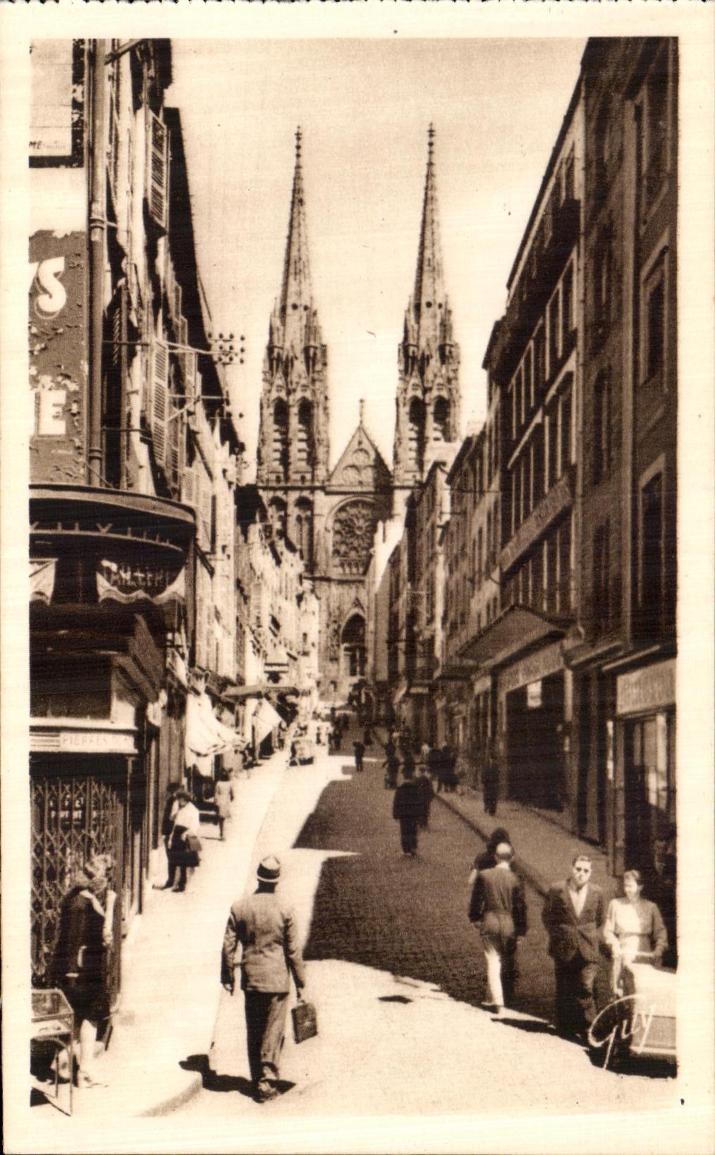 CPA Clermont Ferrand Street Of the Fats And the Cathedral