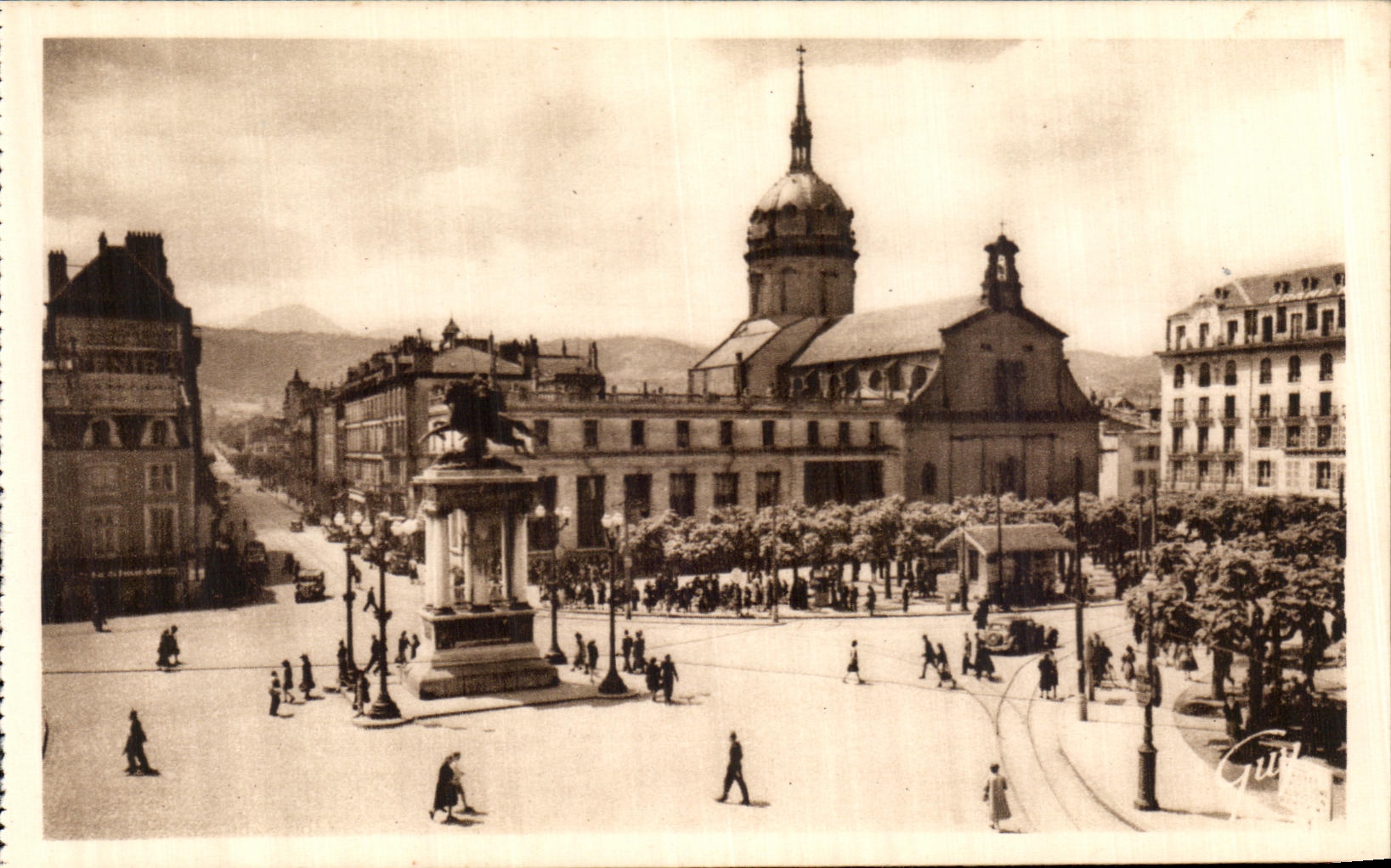 CPA Clermont Ferrand Places De Jaude Eglise St Pierre the tiny ones and at the horizon Puy de Dome