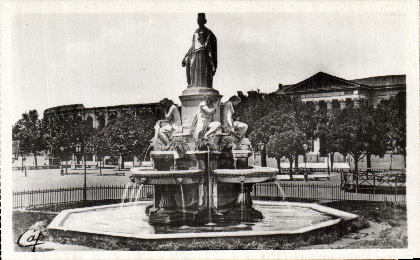 CPA Nimes la fuente de Pradier coloca la explanada