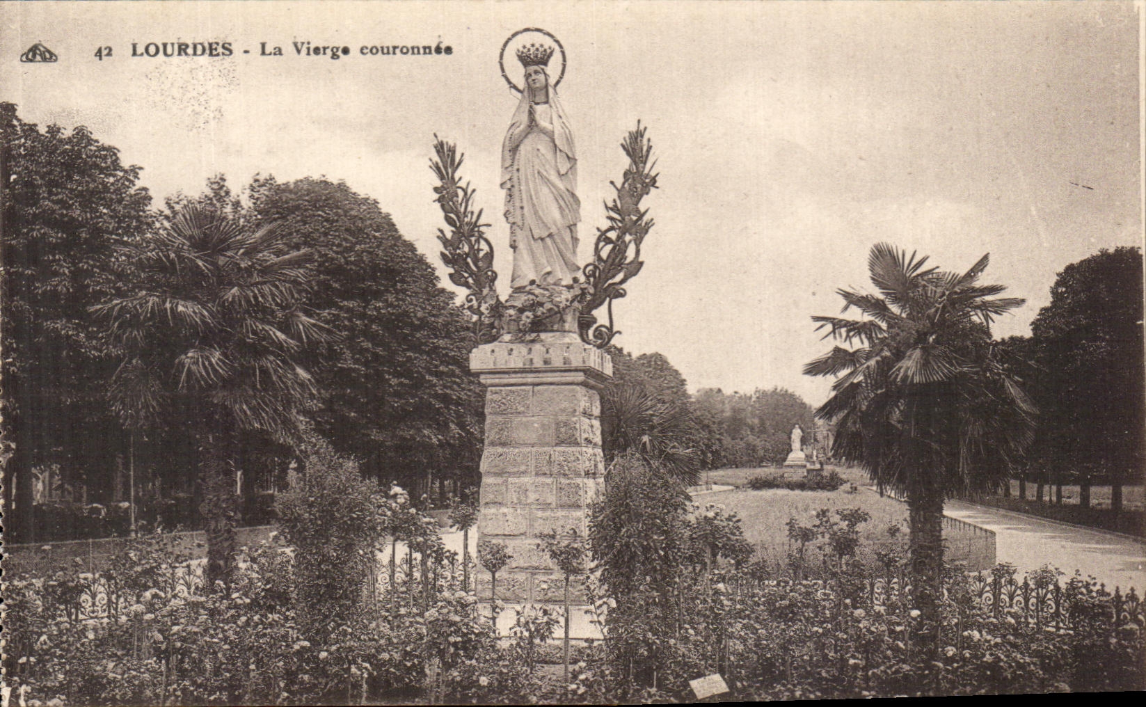 CPA Lourdes the Virgin couronnee
