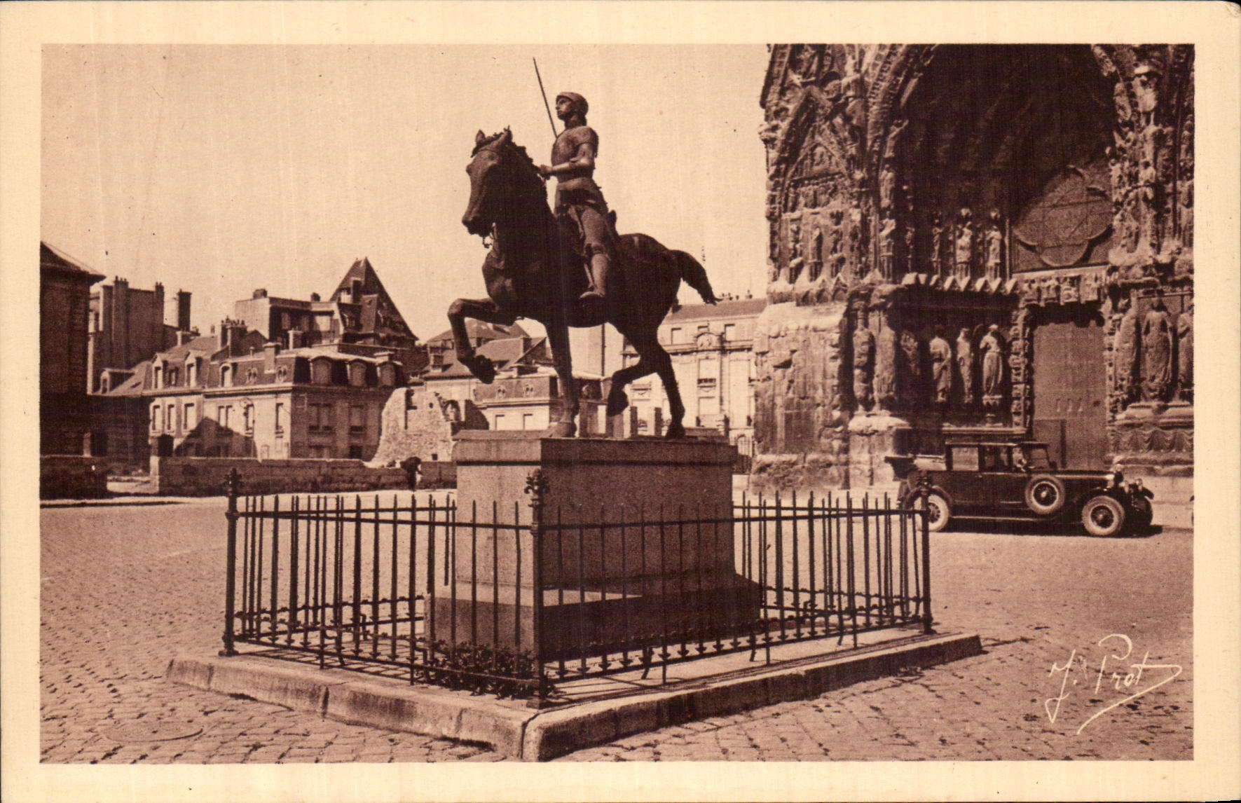 CPA Rheims Statue of Automobile Jeanne d' Arc