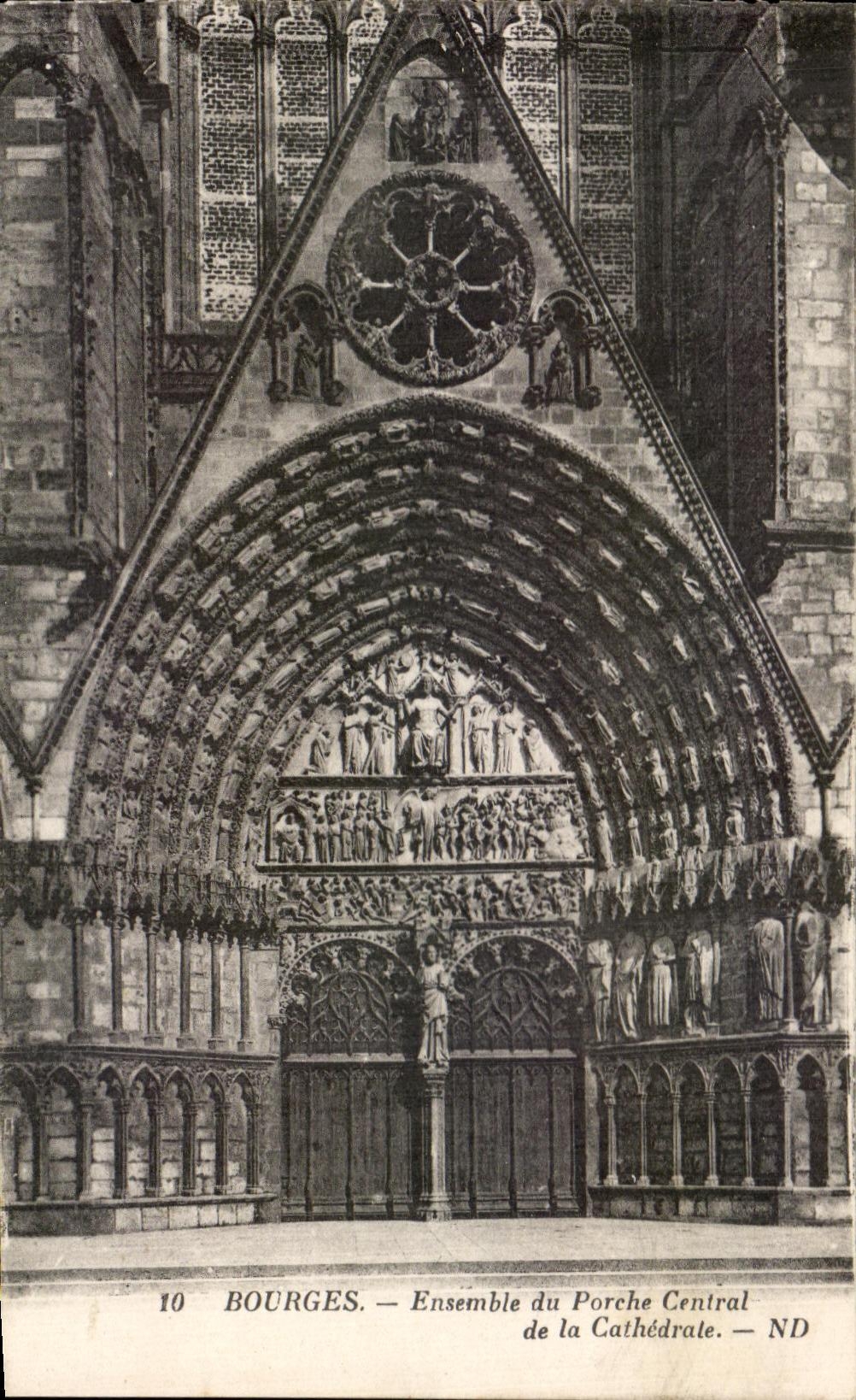 CPA Bourges junto Of el portico central Of la catedral