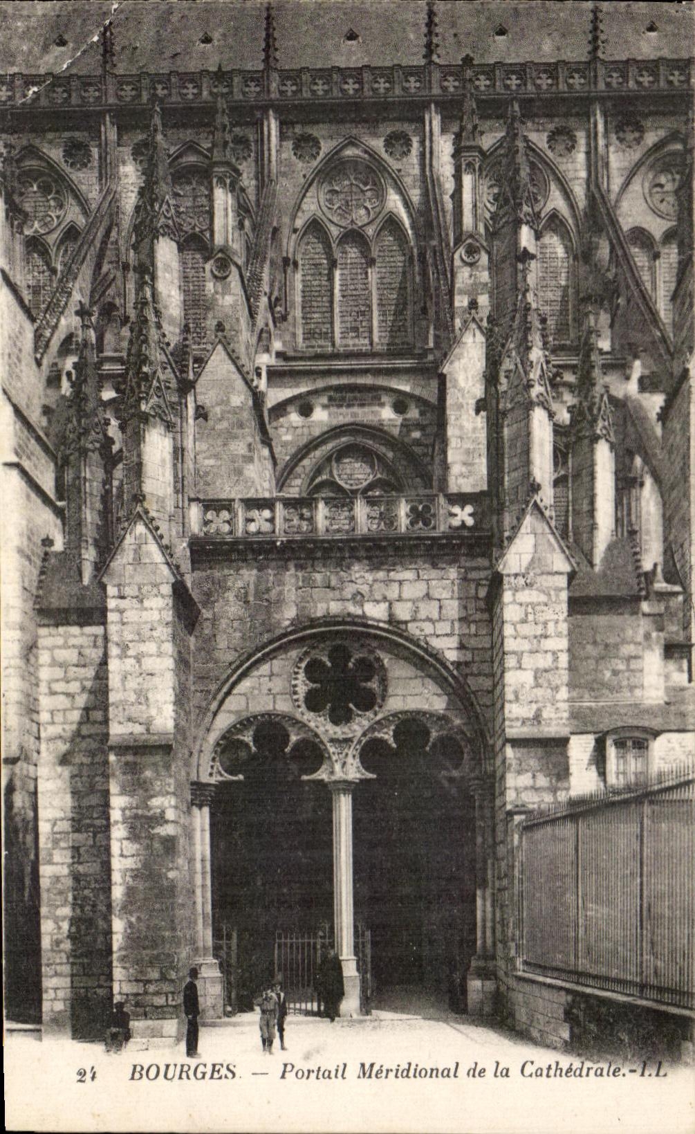 CPA Bourges Gate Of mas situado mas al sur la catedral