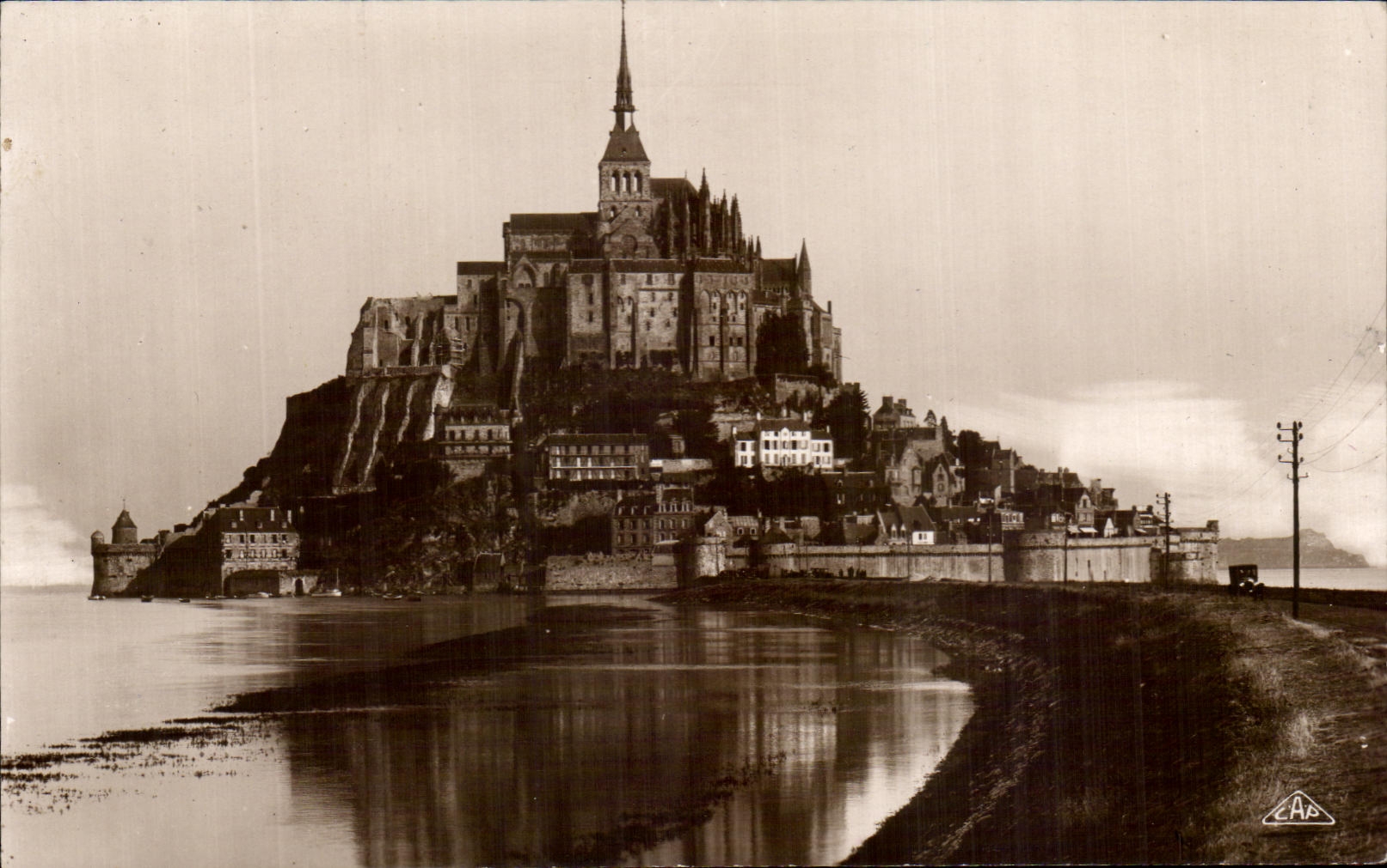 CPA Mont Saint Michel Seen from of the Dam by spring tide
