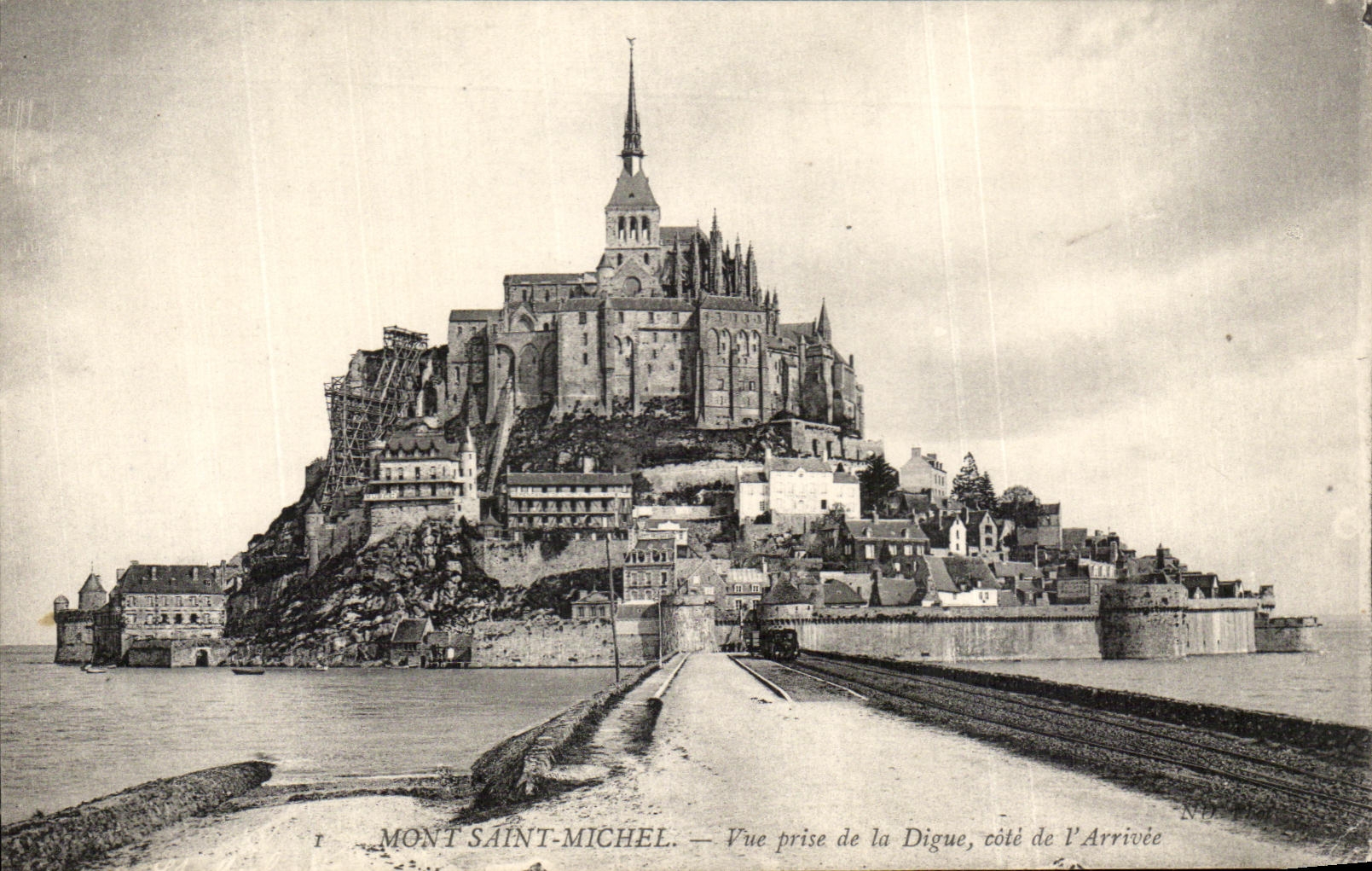 CPA Mont Saint Michel Seen from of the Dam dimensions of I' Arrivee