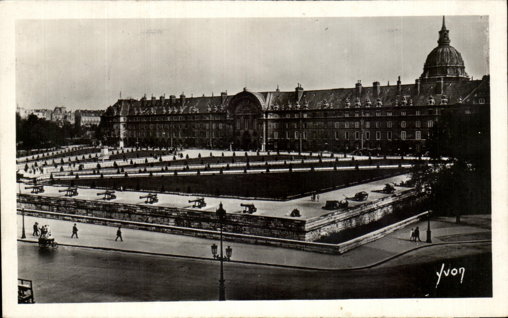 CPA Paris While Strolling the Hotel of Invalides