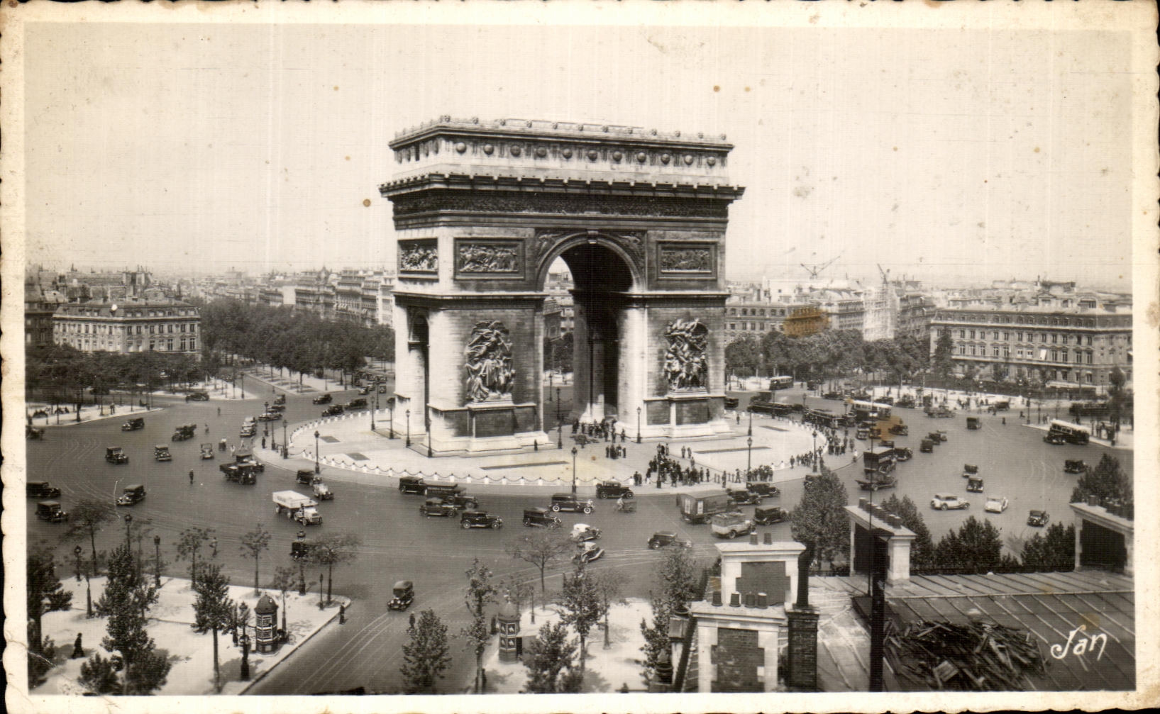 CPA Paris La Place De l'Etoile Et l'Arc De Triomphe