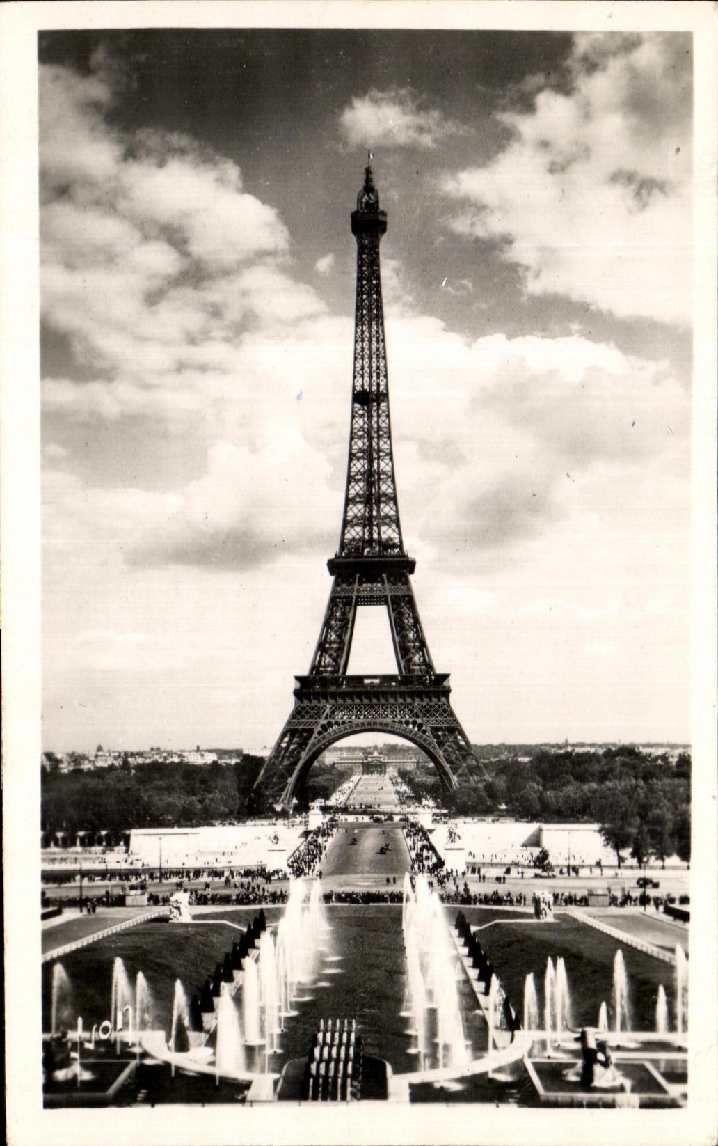 CPA Paris En Flanant La Tour Eiffel