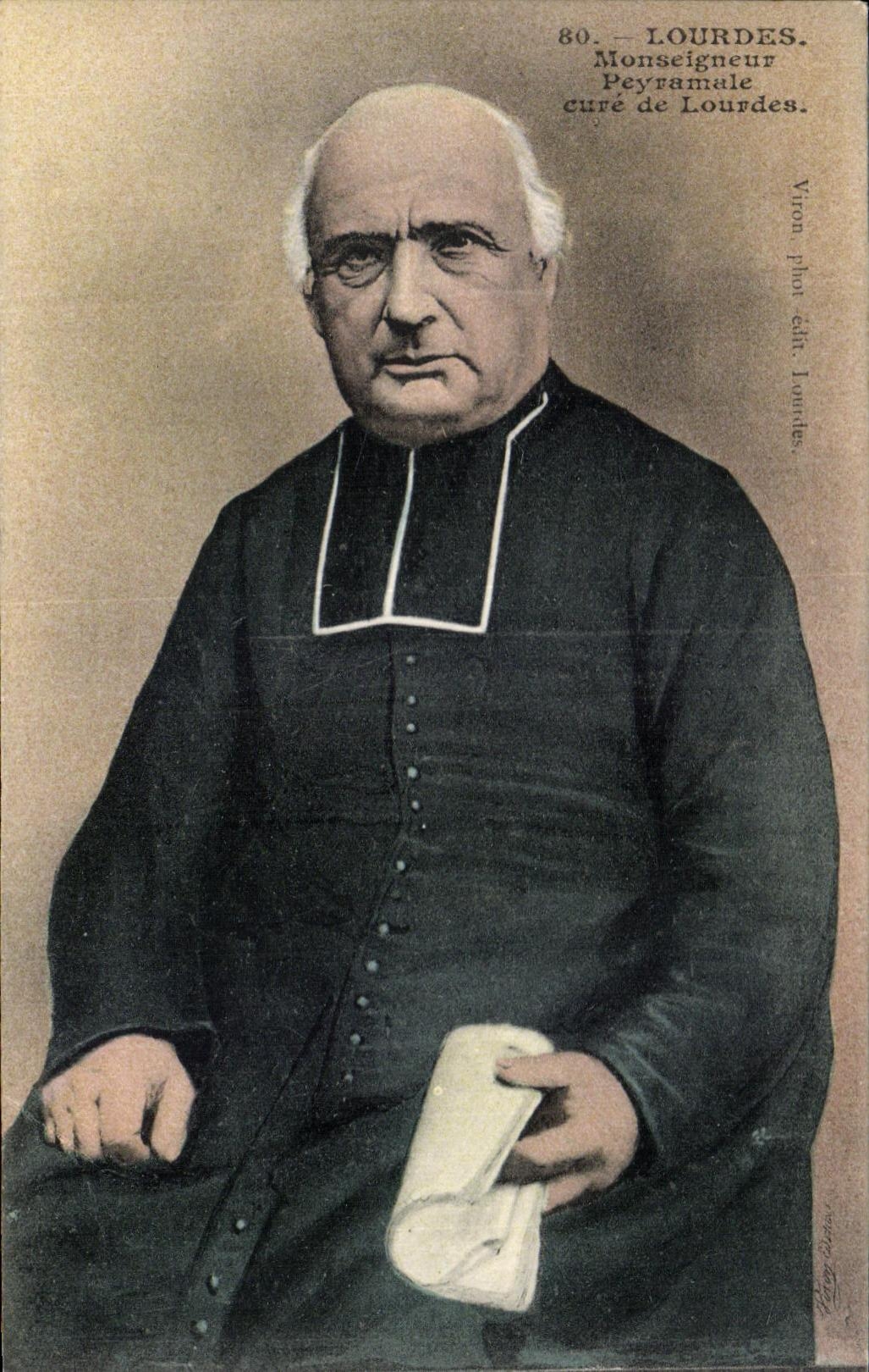 CPA Lourdes Monseigneur Peyramale cleans doors