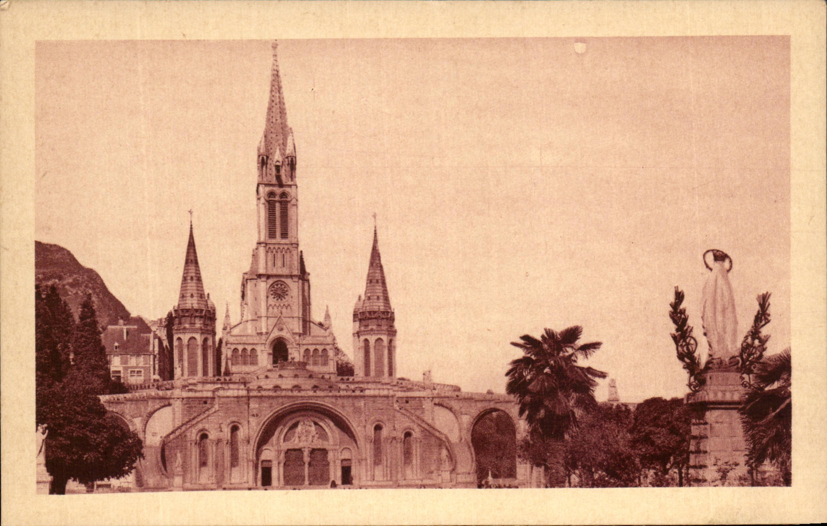 CPA Lourdes Basillque and the Couronnee Virgin