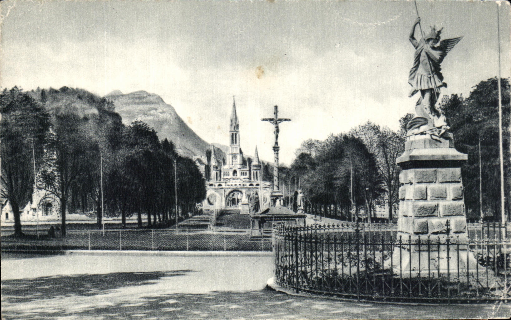 CPA Lourdes Holy Michel the Cross of Breton and the Basilica