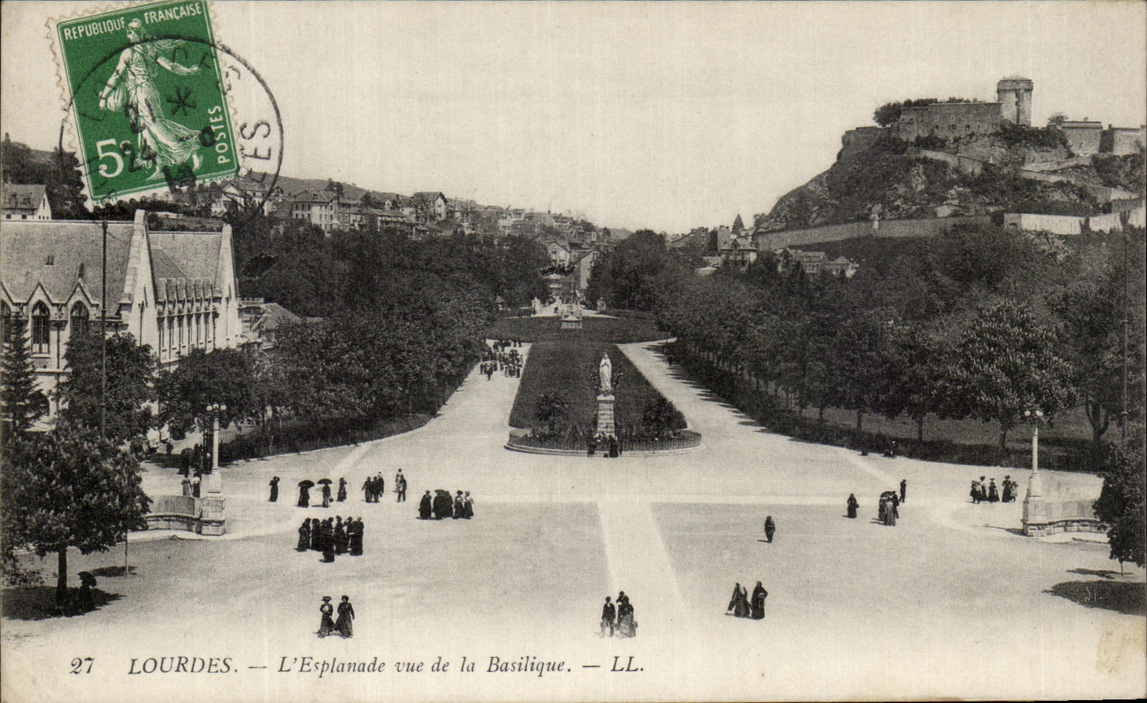 CPA Lourdes the Esplanade seen of the Basilica