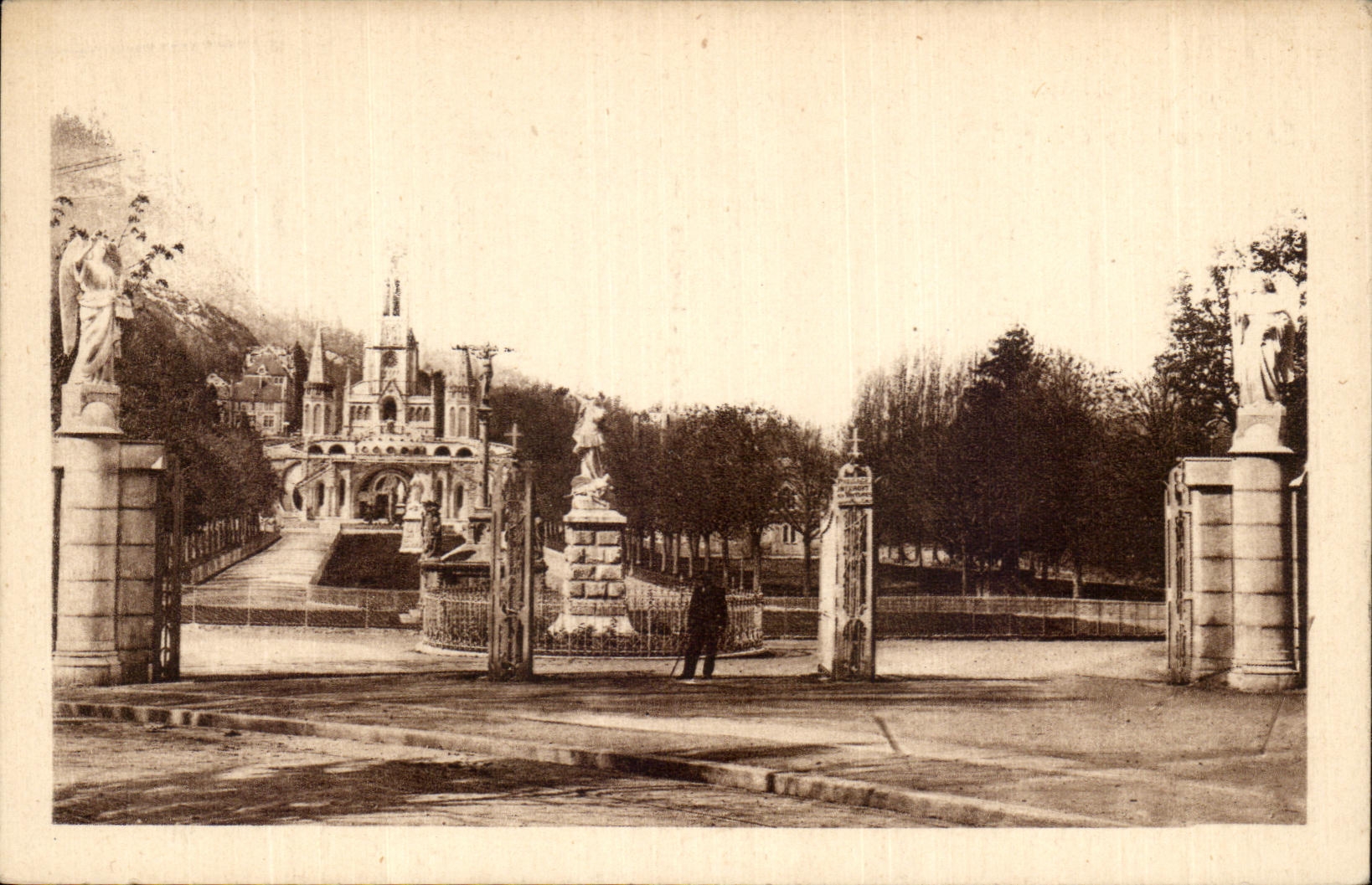 CPA Lourdes Entrance of the Esplanade