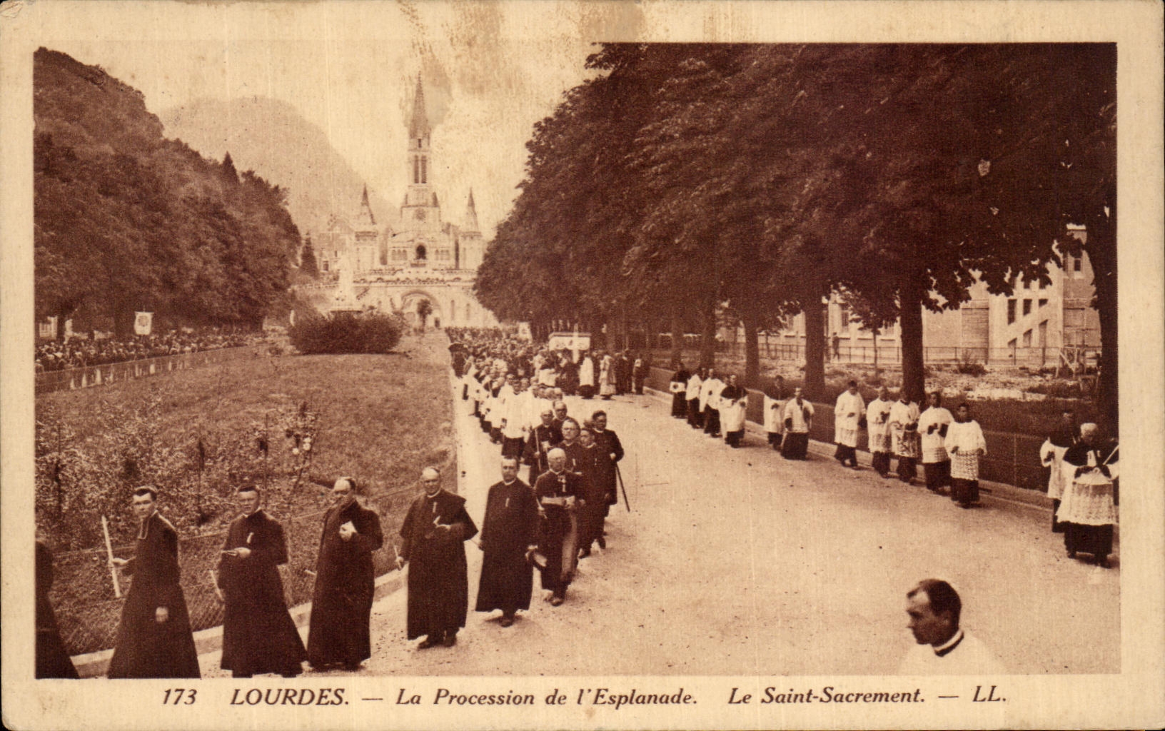 CPA Lourdes the Procession of the Esplanade Saint Sacrament