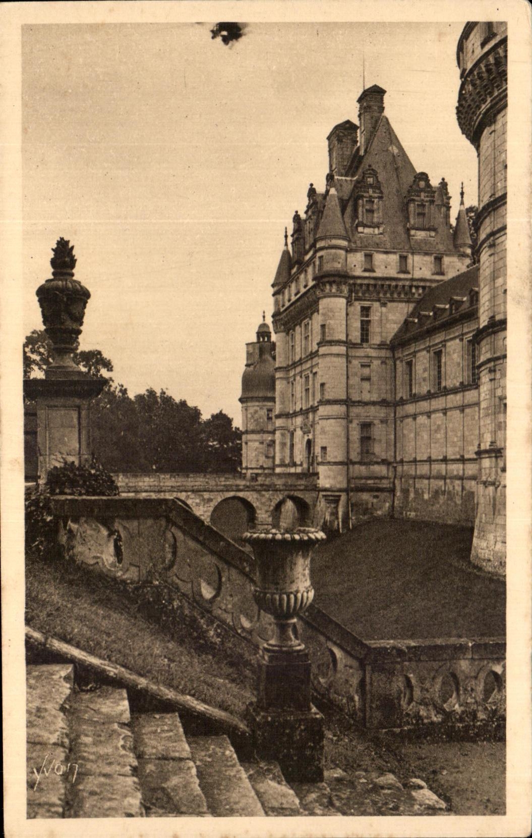 CPA Chateau De Valencay Les douves